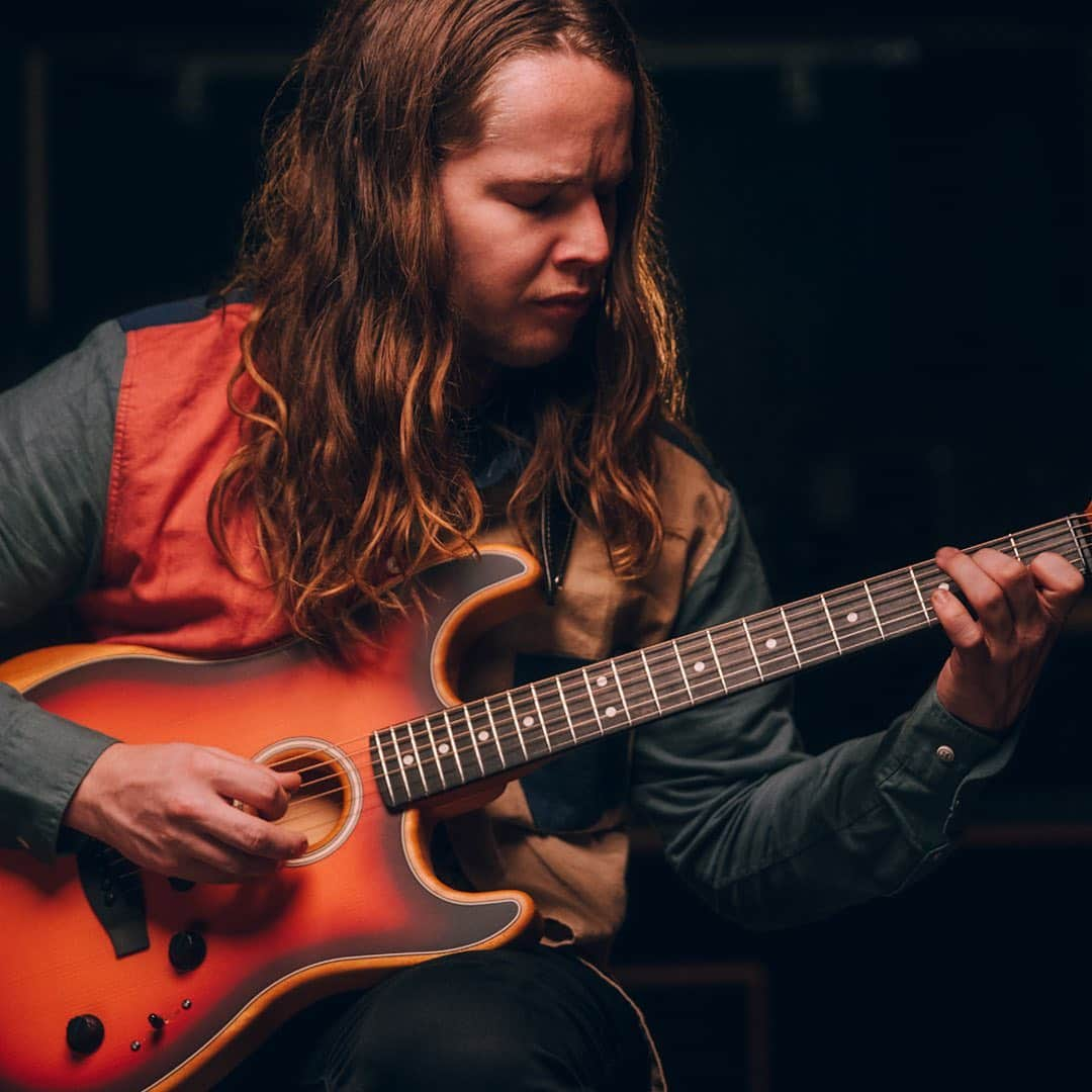 Fender Guitarさんのインスタグラム写真 - (Fender GuitarInstagram)「Flatpicking phenom Billy Strings dials in a rosewood auditorium – a Nashville staple with its accented highs and tight low end – to match his bluegrass style. Click the link in bio to watch more from @billystrings on the Acoustasonic Stratocaster.」3月18日 1時20分 - fender