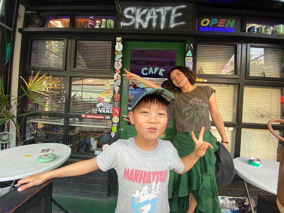 桃生亜希子のインスタグラム：「チェンマイのスケートシーンも、なんだかいい感じ。 　昔行ったチェンマイとは、全く違うおしゃれなお店が色々と、出来ていた。 　でもゆるさは、変わらず。 　若いgenerationが、熱い思いを持って好きなことをしている姿にPower をもらった。 　しかし、アジアの空気汚染問題も　深刻だな。 　美しい場所が沢山ある。  それを守るために私達ができること。 　考えさせられる2020年。 #ぱぱmと息子k @wakebakeskatecafe  #wakebakeskatecafe」
