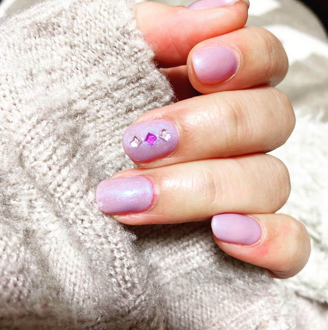 新原ミナミのインスタグラム：「舞台終わったので、色味ほしくて紫。  #セルフネイル #ジェルネイル #ネイル　#nail」