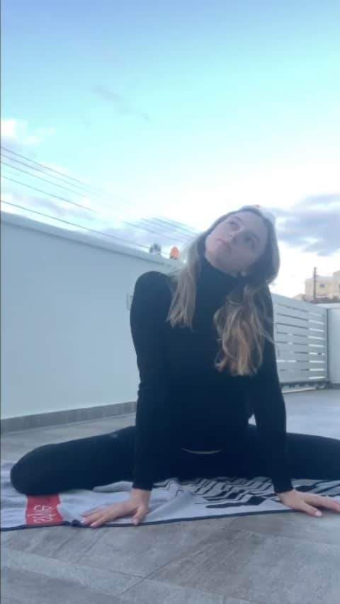 マリナ・デュランダのインスタグラム：「Stretching is never a bad idea 👌 #covid-19 #stayhome #beresponsible #befit #spreadpositivity #smile #behealthy #takecare #ofyourself #andyoursurrounding」