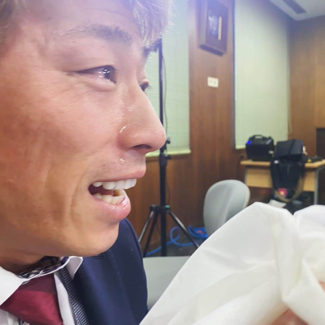 田村淳のインスタグラム：「最近泣いちゃうのよね…昔は涙を我慢できたのに…今はできなくなってしまった…」