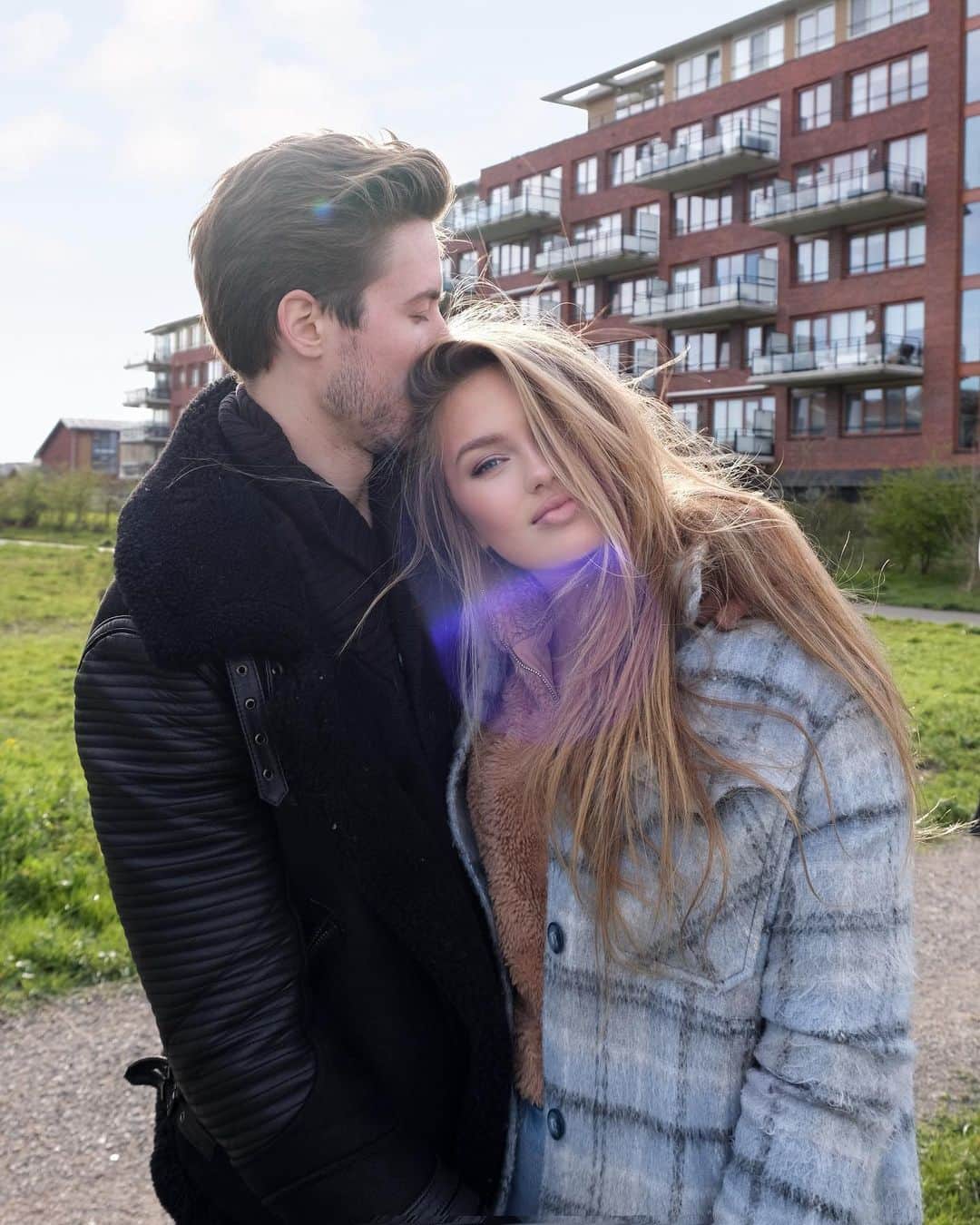 ロミー・ストリドのインスタグラム：「We went for a little walk after a couple days inside but made sure we kept distance, now back home.. 🍂」