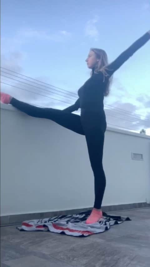 マリナ・デュランダのインスタグラム：「Stretching is never a bad idea 👌 #covid-19 #stayhome #beresponsible #befit #spreadpositivity #smile #behealthy #takecare #ofyourself #andyoursurrounding」