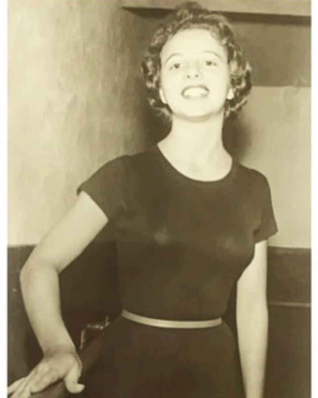 アメリア・ハンドレイのインスタグラム：「I strive everyday to be half the women you were. You were the strongest and most determined person I knew. Anyone that met Carol Jean was truly changed for the better. She really made an impact on each and every individual she met. You are a true legend and I hope to carry on your legacy. Happy Birthday grams, Love you forever and always ❤️」