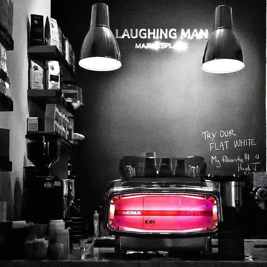 ヒュー・ジャックマンのインスタグラム：「We have made the decision to temporarily close the @laughingmancafe. We feel this is the best course of action to ensure the safety of our staff and community. We also feel it is the right thing for the larger community of NYC. We want to be a place of healthy interaction and not a potential danger to you. This is a time when we find new depths to our motto ALL BE HAPPY and hope, more then ever, for it to help guide humanity. While it pains us not to serve you person to person, we will look for other ways to serve you during this time. Let us take care of each other the best we can. We wish the whole world health, peace, patience and love.  #allbehappy」