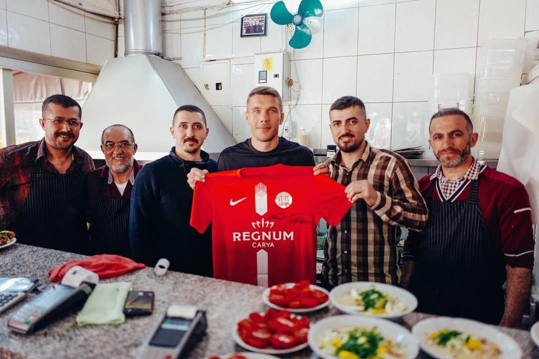 ルーカス・ポドルスキさんのインスタグラム写真 - (ルーカス・ポドルスキInstagram)「Thanks for the good food 👌🏻 🇹🇷 #turkish #foodlover #poldi #antalya 🦂」3月18日 2時10分 - lukaspodolski