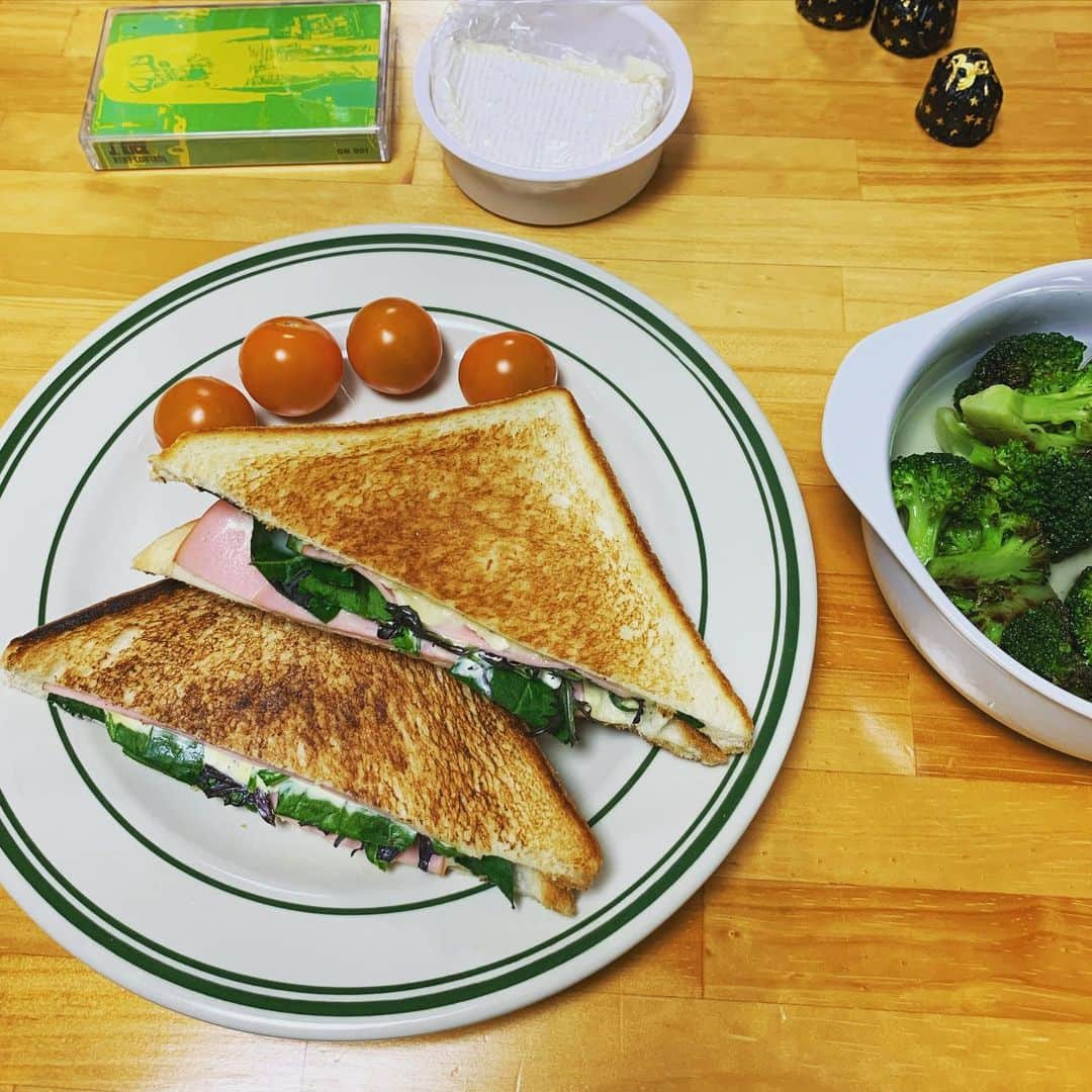 Helmet&Underground RIKOのインスタグラム：「spinach,ham,camembert melt sandwich+ grilled broccoli soup🥦」