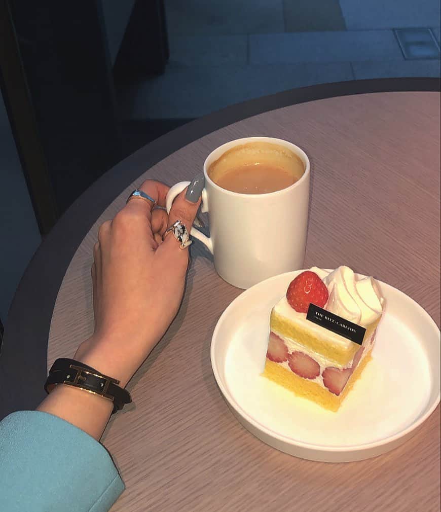 浅野琳のインスタグラム：「.., 最近のケーキ欲  #物欲より食欲　#HERMES」