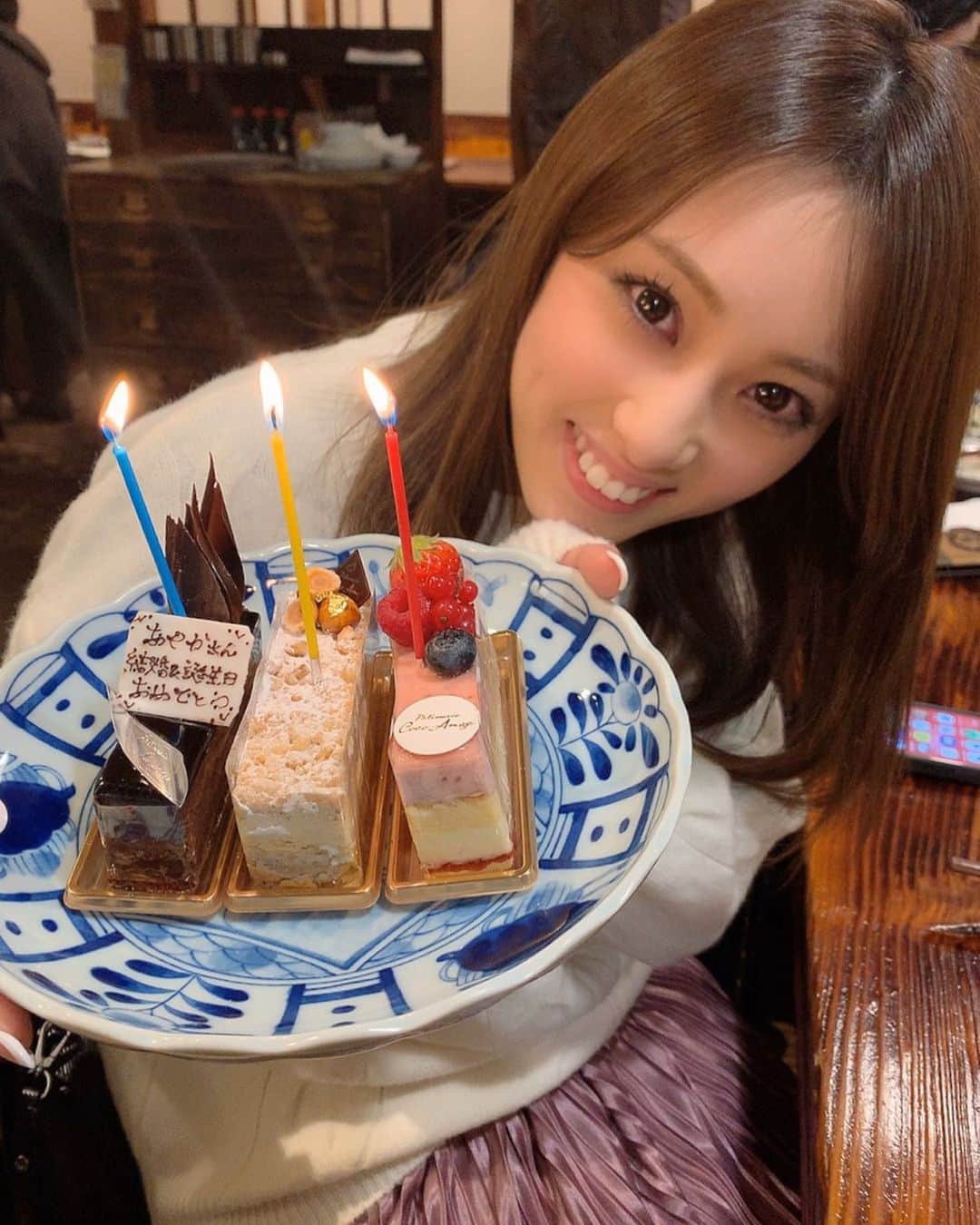 野田彩加さんのインスタグラム写真 - (野田彩加Instagram)「ケーキのろうそく抜けなさすぎて爆笑🤣🤣🤣 めっちゃ持ち上げて振っても抜けなかったのに 動画撮った瞬間抜けた笑 #ケーキ　#ろうそく事件　#爆笑」3月17日 17時39分 - aya.205