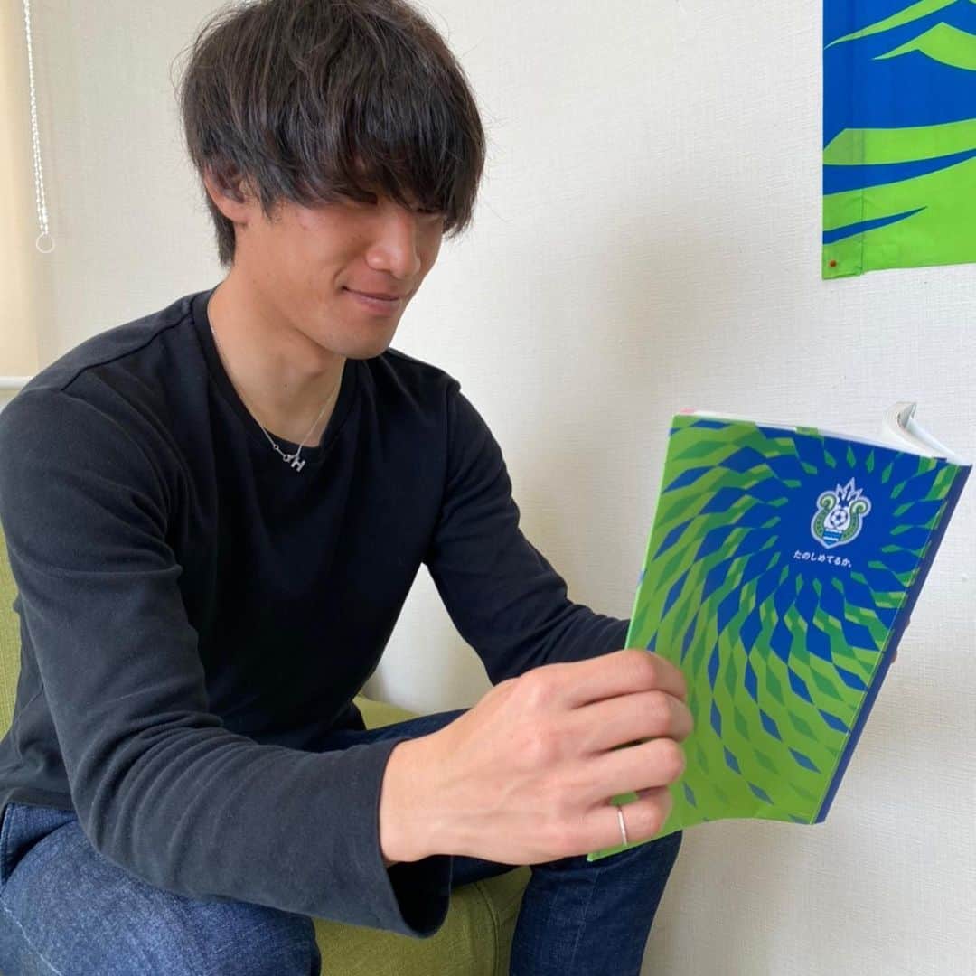 BELLMARE_styleさんのインスタグラム写真 - (BELLMARE_styleInstagram)「今年のベル12&シーズンチケットの会員証が封入されていた封筒、皆さんチェックいただけましたかー😊 ユニフォーム柄でとってもかっこいいデザインなのです💚💙 実は、サポーターの皆さんの間でブックカバー📗にリメイクしたりするのが流行っているみたいですね😆✨ 学校や通勤のお供にいかがですか🙌🏻#bellmare #松田天馬 #大野和成 #三幸秀稔 #ベルマーレのある生活」3月17日 17時35分 - bellmare_style