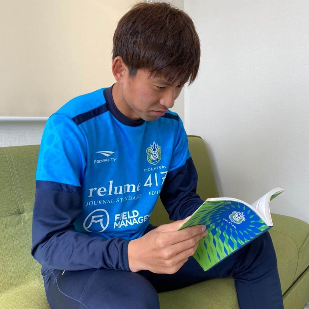 BELLMARE_styleさんのインスタグラム写真 - (BELLMARE_styleInstagram)「今年のベル12&シーズンチケットの会員証が封入されていた封筒、皆さんチェックいただけましたかー😊 ユニフォーム柄でとってもかっこいいデザインなのです💚💙 実は、サポーターの皆さんの間でブックカバー📗にリメイクしたりするのが流行っているみたいですね😆✨ 学校や通勤のお供にいかがですか🙌🏻#bellmare #松田天馬 #大野和成 #三幸秀稔 #ベルマーレのある生活」3月17日 17時35分 - bellmare_style