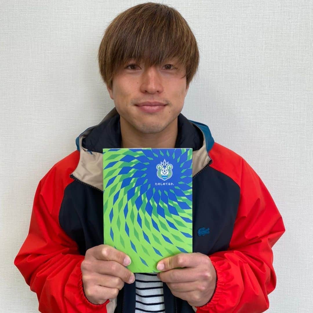 BELLMARE_styleのインスタグラム：「今年のベル12&シーズンチケットの会員証が封入されていた封筒、皆さんチェックいただけましたかー😊 ユニフォーム柄でとってもかっこいいデザインなのです💚💙 実は、サポーターの皆さんの間でブックカバー📗にリメイクしたりするのが流行っているみたいですね😆✨ 学校や通勤のお供にいかがですか🙌🏻#bellmare #松田天馬 #大野和成 #三幸秀稔 #ベルマーレのある生活」