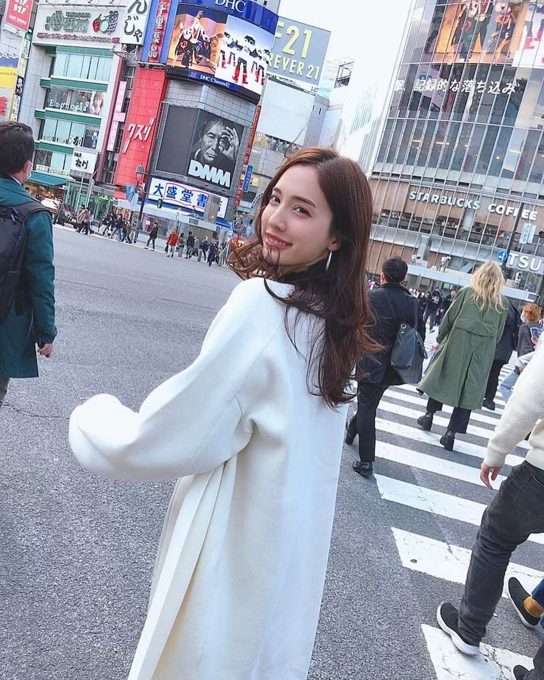 眞木美咲パメラさんのインスタグラム写真 - (眞木美咲パメラInstagram)「Pammy in Shibuya.🙌🏻 I can't walk fast like everyone so I always wait for a next light.🚥 . あまり歩くのが早くないのでスクランブル交差点は戦い。 いつも次の信号待ってから渡ります🚶‍♀️ 歩くのは早くないけど小学校〜高校生まで運動会ではリレーの選手だったんだよ😚 気持ちの問題な気がしてきた笑 私服タグつけたけどまた改めて載せるね 明るくしたら画質悪くなっちゃったごめんね🙏🏻 . #スクランブル交差点 #写真とる難しさ #観光客の人が撮ってるの憧れていたのです #もんじゃ食べたくなってきた #moussy#love#royalparty #私服#ootd#love #赞#likelike  #粉我#时装#shibuya#zara #tokyo#relaxing#cafe#ファッション」3月17日 17時36分 - pamypamypamy