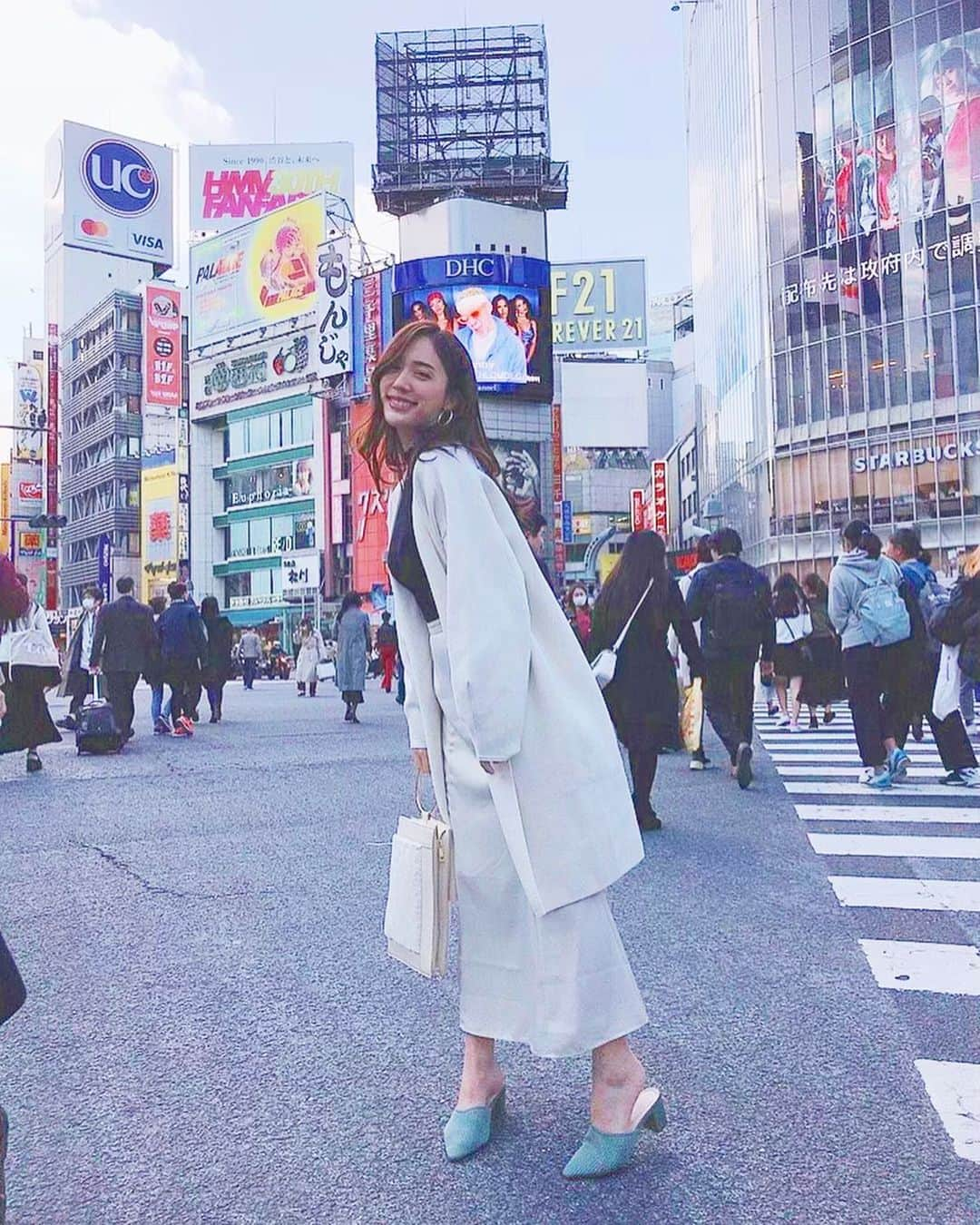 眞木美咲パメラさんのインスタグラム写真 - (眞木美咲パメラInstagram)「Pammy in Shibuya.🙌🏻 I can't walk fast like everyone so I always wait for a next light.🚥 . あまり歩くのが早くないのでスクランブル交差点は戦い。 いつも次の信号待ってから渡ります🚶‍♀️ 歩くのは早くないけど小学校〜高校生まで運動会ではリレーの選手だったんだよ😚 気持ちの問題な気がしてきた笑 私服タグつけたけどまた改めて載せるね 明るくしたら画質悪くなっちゃったごめんね🙏🏻 . #スクランブル交差点 #写真とる難しさ #観光客の人が撮ってるの憧れていたのです #もんじゃ食べたくなってきた #moussy#love#royalparty #私服#ootd#love #赞#likelike  #粉我#时装#shibuya#zara #tokyo#relaxing#cafe#ファッション」3月17日 17時36分 - pamypamypamy