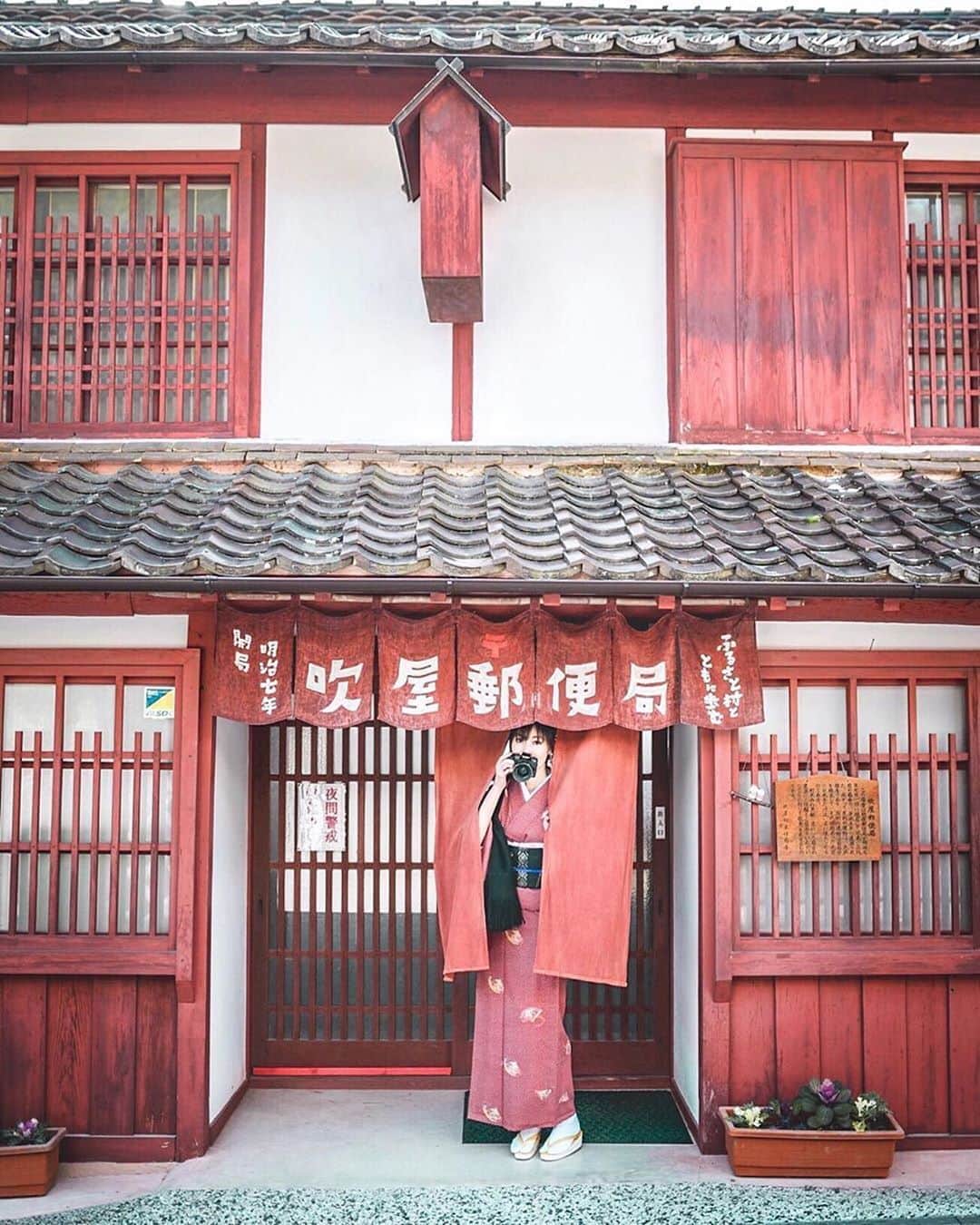 タビジョのインスタグラム：「こんばんは😊 国内旅行を楽しんでいるお写真は 「#タビジョ」とあわせて 「#tabijyomap_japan」でお待ちしてます✨ 本日はこちら💕 ＊＊＊＊＊＊ 📸@lulu_camera さん 🚩岡山県・ 高梁市「吹屋ふるさと村・ 吹屋郵便局」 ベンガラ色の街並みが残る﻿ 『吹屋ふるさと村』にある﻿ ✨吹屋郵便局✨﻿ やっぱりベンガラ色〜😆💕﻿ ﻿ 明治7年開局で現在の建物は﻿ 3代目とのこと﻿ レトロな街並みに溶け込んで﻿ フォトジェニックでした🎶﻿ ﻿ ﻿ Location▫︎Okayama / 高梁市﻿ ＊＊＊＊＊＊ レトロな郵便局🏣 実際に郵便局としてもちろん利用可能📮 街並みにマッチしていて素敵です🥺 ＊＊＊＊ ＊＊ @tabi_jyo #タビジョ #タビジョと繋がりたい」