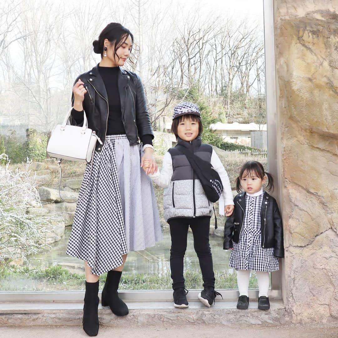 のインスタグラム：「black×checkリンクコーデ · jacket,skirt: @blancbasque bag: @kalie_official shoes: @outletshoes_official 👦 vest: @gapkids shoes: @outletshoes_rakuten 👧 jacket: @hm one-piece: @carryon_official · ギンガムチェックでリンクしたくて、 娘のワンピースはキャリーオン( @carryon_official )で探したよ！ 新品みたいにキレイな服が激安で買えるからオススメなの😋✨ · 買取もやってるから、これから衣替えの時にちょうど良さそう🎶 コーデコンテストも開催されてるのでぜひチェックしてみてね！ · #キャリーオン#子供服#アウトレットシューズ#outletshoes_life #fashion#ootd#outfit#code#coordinate#style#ファッション#コーディネート#コーデ#プチプラ#プチプラコーデ#シンプルコーデ#mamagirl#locari#ママファッション #partegram #l4like#カジュアル」