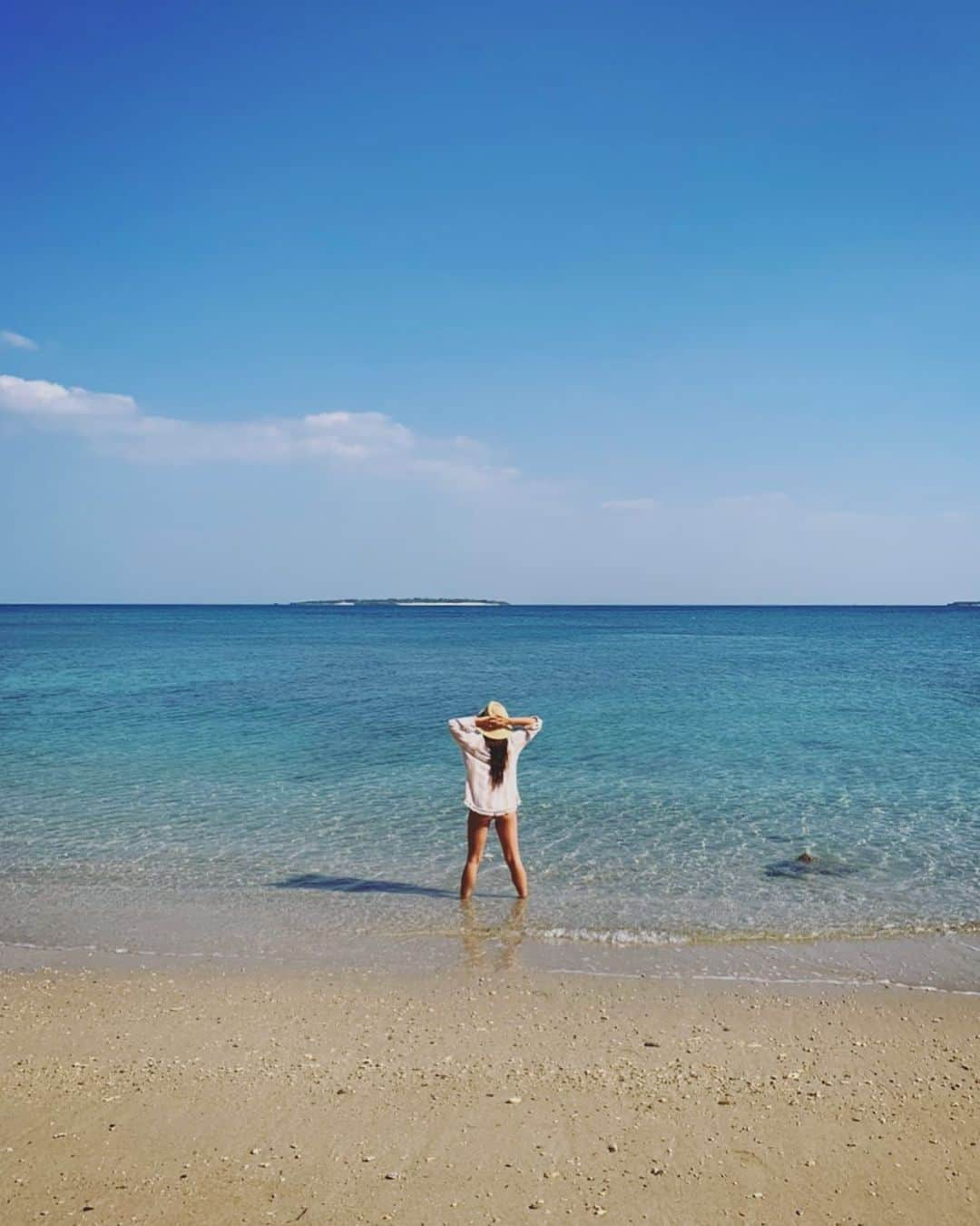 福田朋夏さんのインスタグラム写真 - (福田朋夏Instagram)「海に潜れなかった時は足だけ海につけるだけでも、すごくエネルギーが入ってきてスッキリする✨✨明日は潜れますように✨🙏どこの海にいこうかな？🤔#beautifulbeach #okinawa #feelsgood」3月17日 17時55分 - tomoka_fukuda