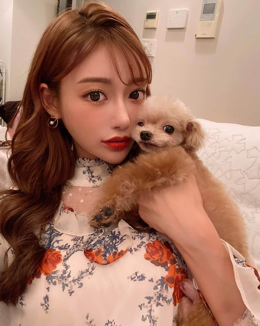 明日花キララのインスタグラム：「似てる？👩🏼‍🦰❤︎🐶 . #おしどり夫婦 #Husband 💘💘」