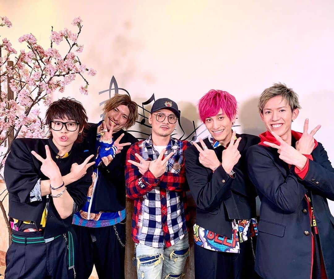 SPICY CHOCOLATEのインスタグラム：「✴︎ #EXIT × #スカイピース に おチョコさん🍫 うまく混ざれてる⁉️ ✌🏻✌🏻✌🏻✌🏻✌🏻. . 『TOKYO HEART BEATS』 初回盤 MIX CD 10曲目収録 スカイピース 「これがぼくのきもち」 チェックよろしく‼️ . #CDTV スペシャル! 卒業ソング音楽祭2020 @cdtv.tbs6  みんなVIBES鬼高い🚀  #TokyoHeartBeats #SPICY_CHOCOLATE」