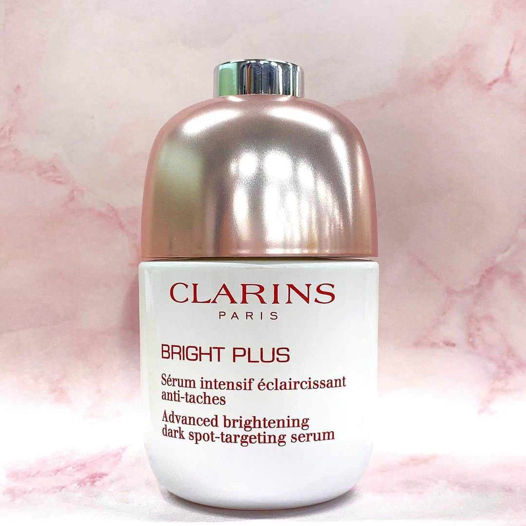 のインスタグラム：「・﻿ 発売中﻿ 【CLARINS】﻿ ﻿ ブライトプラス ブライトニング セラム(医薬部外品)﻿ ﻿ ﻿ 乳液状のテクスチャーで角質層まで浸透し、﻿乾燥でくすんだ肌にうるおいと透明感を与える薬用美白美容液。﻿ ﻿ これからの季節に備えた、美白ケアにもぴったり。ぜひ店頭でお試しください。﻿ ﻿ ﻿ クラランスお取り扱い店舗は、イセタンミラーHPをご覧下さい。﻿ @isetanmirror ﻿ ﻿ ﻿ #isetanmirror #イセタンミラー #CLARINS #クラランス﻿ #ブライトプラスブライトニングセラム #ブライトニングセラム﻿ #薬用美白美容液 #医薬部外品 #スキンケア #skincare #美容液 #美白美容液 #セラム﻿ #美白ケア #くすみケア #美白 #透明感 #透明肌 #乾燥肌 #保湿 #乾燥対策 #新製品 #2020コスメ #コスメ #デパコス #美容 #cosmetics #skincare #2020spring #トーンアップ」