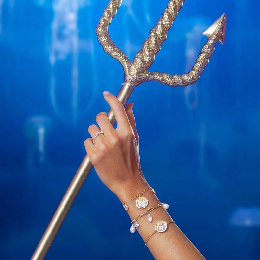 のインスタグラム：「Hands on deck! Parade fiercely your Swarovski bracelets. #SparkDelight」