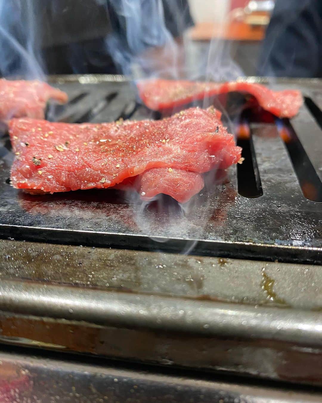 ニッチロー'さんのインスタグラム写真 - (ニッチロー'Instagram)「まだまだ寒いけど焼肉はいつでも熱い！  下北沢に新しく出来た【TORERO】さん  お洒落美味しい焼肉は今まで下北沢には無かった感じでいいです！  #torero #トレロ #焼肉 #下北沢 #日本一の焼肉の街生まれ  #焼肉大使 #ニッチロー' #ニックロー #ニッチ飯  #yakiniku  #shimokitazawa」3月17日 18時10分 - nicchiro5.1