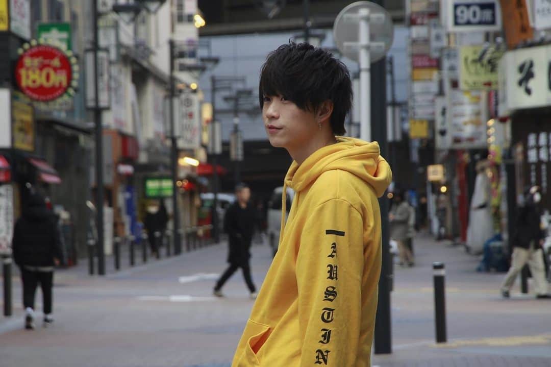 ゆうあのインスタグラム：「New photos in Shibuya  #shibuya #メンズコーデ #fashion #tokyo #love #yellow #I #am #hungry #ファッションコーデ #撮影 #youtube」