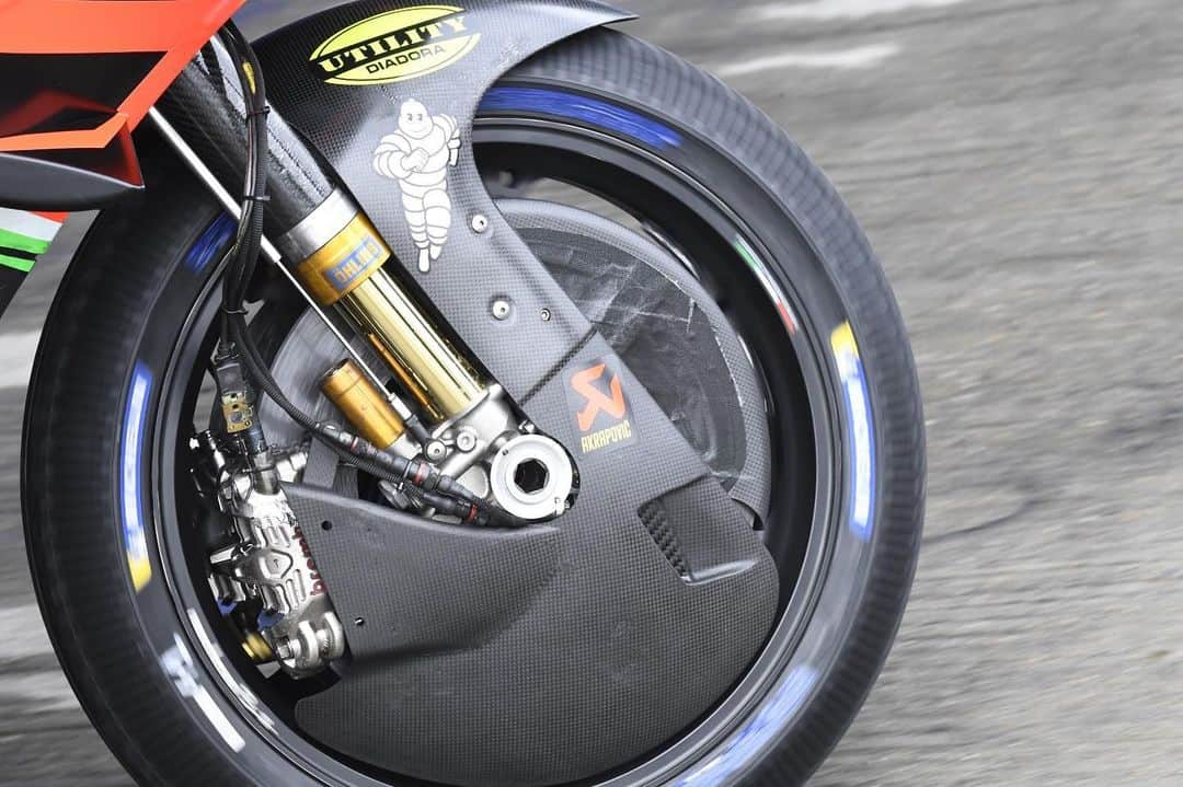 MotoGPさんのインスタグラム写真 - (MotoGPInstagram)「#MotoGPInParts - Front Wheel Aero. Aero in #MotoGP took a leap in complexity for 2019. Front wheel covers became a feature for the first time, with the main aim of the piece to, in theory, increase top speed. ✊  They do this by smoothing the air flow around the front wheel, concentrating the air and reducing turbulence created by the front wheel. All of this creates an aerodynamically more efficient motorcycle, allowing it to cut through the air easier and reach higher top speeds. 💨  Ducati have been the manufacturer to take this concept the furthest, having both front and rear wheel covers, but Aprilia's design seen here, is possibly the largest front wheel cover design we have seen. Cleverly, they also use the cover as a brake caliper duct too, directing air to it, keeping temperatures down and maintaining optimal perfomance! 💪」3月17日 18時12分 - motogp