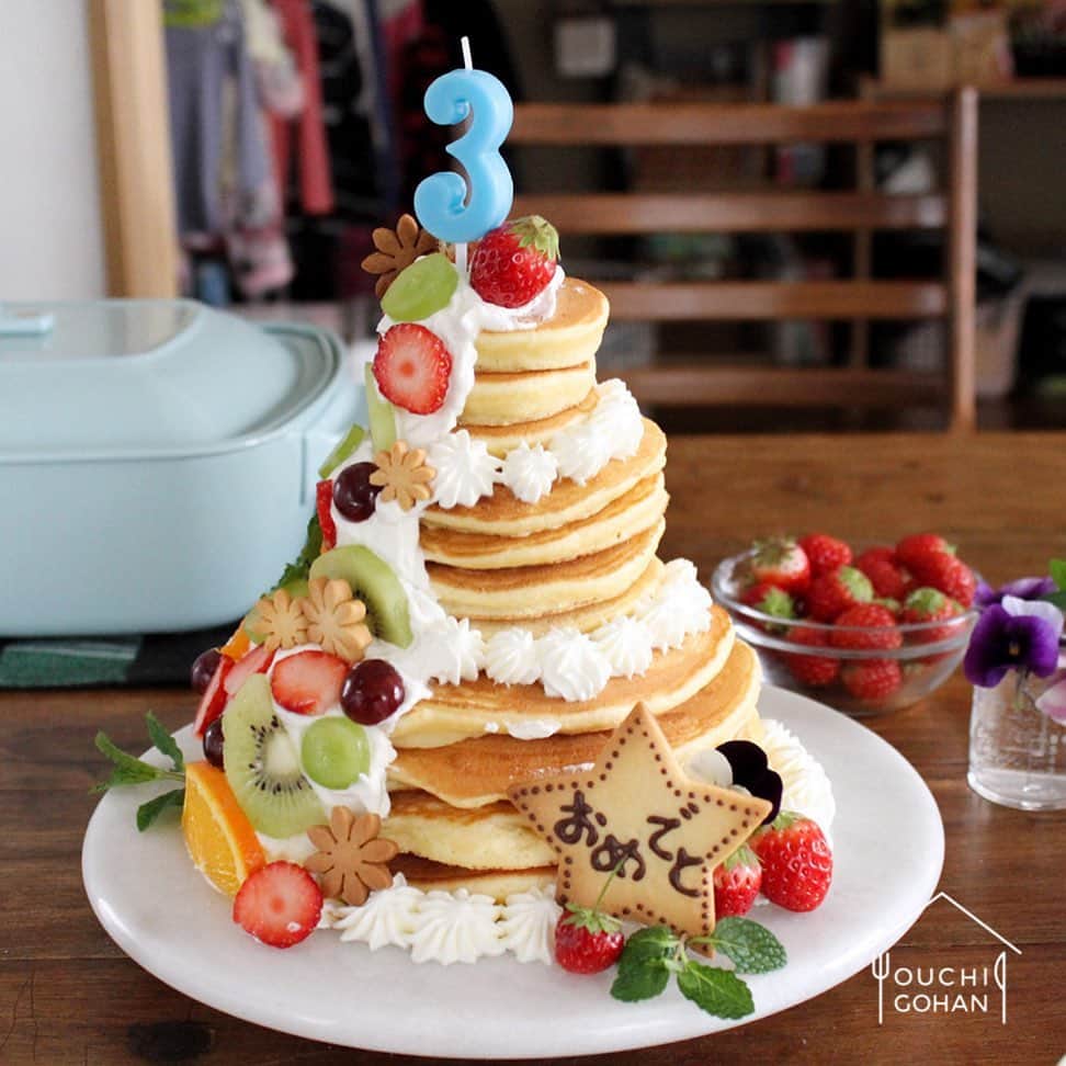 おうちごはん編集部さんのインスタグラム写真 - (おうちごはん編集部Instagram)「【 #Loversコラム #レシピあり】﻿ お誕生日のお祝いといえば、やっぱりケーキが欠かせないですよね🎂✨﻿ ご家族やお友達のお誕生日、せっかくなら手作りのケーキでお祝いしたいなと思う方も多いはず☝🏻とはいえ、手作りケーキってちょっぴりハードルが高いですよね💦私もお菓子作りは苦手なので、手作りケーキというと……チャレンジする勇気がありません😭﻿ ﻿ そんなお菓子作り初心者の方にもおすすめなのが、今回ご紹介するあゆさん（@a.jinja）のホットケーキのバースでケーキ🥞💕ホットケーキだったら作ったことがあるという方も多いのでは❓﻿ ケーキの型やオーブンも必要なし❣️あゆさんも3歳になる息子さんの誕生日を手作りバースデーホットケーキでお祝いしたそうです🎉『#あゆのこどもごはん』の記事では、愛情をたっぷりこめたバースデーケーキの作り方のコツをたっぷりとご紹介していますので、ぜひご覧ください😆﻿ ﻿ photo by @a.jinja﻿ --------------------------﻿ ◆おうちごはん記事はプロフィール欄からご覧ください！﻿ https://ouchi-gohan.jp/2629/﻿ ﻿ @ouchigohan.jp のプロフィールのURLをクリックしてね☑️﻿ ﻿ ◆ #おうちごはんLover を付けて投稿するとおうちごはんの記事やこのアカウントで紹介させていただくことがございます。スタッフが毎日楽しくチェックしています♪﻿ ﻿ ［staff : かねこま］﻿ ------------------﻿ ホットケーキで手作りバースデーケーキ🥞﻿ ﻿ ●材料﻿ ・ホットケーキミックス……1袋﻿ ・卵……1個﻿ ・牛乳……150ml〜200ml（商品によって異なります）﻿ ・生クリーム……100ml﻿ ・砂糖……10g～15g﻿ ・フルーツ……いちご、ぶどう、マスカット、オレンジ、キウイ各適量﻿ ・飾りアイテム……ミント、クッキーなど﻿ ﻿ ●道具﻿ ・フライパンまたはホットプレート﻿ ・ボウル大・中﻿ ・ハンドミキサーまたは泡立て器﻿ ・パレットナイフ（ない場合は包丁で代用）﻿ ・絞り袋﻿ ・飾りのろうそくなど﻿ ﻿ ●作り方﻿ 1. フルーツやクッキーなどデコレーション材料を用意する﻿ フルーツは断面をみせるようにスライス切りにする。苺はデコレーション用にもそのままのものも少しとっておく。﻿ ﻿ 2. ホットケーキを焼く﻿ 直径15cmを4枚、10cmを4枚、5cmを3枚を焼く。﻿ ＜POINT＞﻿ ・ふわふわに焼くコツは生地を混ぜすぎないこと。﻿ ・丸くするコツは生地を少し高い位置から生地をプレートに落とすこと。﻿ ﻿ 3. ホイップクリームを作る﻿ 大きなボウルに氷水を作り、その上に一回り小さいサイズのボウルをおく。生クリームと砂糖をいれてホイップし、8分立てにする。﻿ ﻿ 4. ホットケーキを重ねる﻿ 15cm、10cm、5cmの順にケーキを重ねる。﻿ ※かたむいてしまいそうな場合は、スライスしたフルーツを低いところに挟むなどして平らに重ねてください。﻿ ﻿ 5. デコレーションをする﻿ 上から流れるようなイメージでパレットナイフでクリームを側面につける。﻿ ※パレットナイフがない場合は、包丁やテーブルナイフで代用してください。﻿ 余ったクリームを絞り袋に入れて周辺に絞り、フルーツを側面に貼り付けるように飾る。﻿ ミントやクッキーなどをちらし、ろうそくをさして完成！﻿ ﻿ ------------------﻿ ﻿ #おうちごはんLover﻿ #おうちごはんラバー #ouchigohanlover﻿ #ouchigohan #いつものいただきますを楽しく #デリスタグラマー #delistagrammer #おうちカフェ #おうちごはん #lin_stagrammer #暮らし #foodpic #onthetable #onmytable #foodporn #foodphoto #foodstyling #cake#ハレの日ごはん #ケーキ #手作りケーキ #誕生日 #バースデーケーキ  #ホットケーキ  #バースデーホットケーキ #こどもごはん #あゆのこどもごはん」3月17日 18時14分 - ouchigohan.jp
