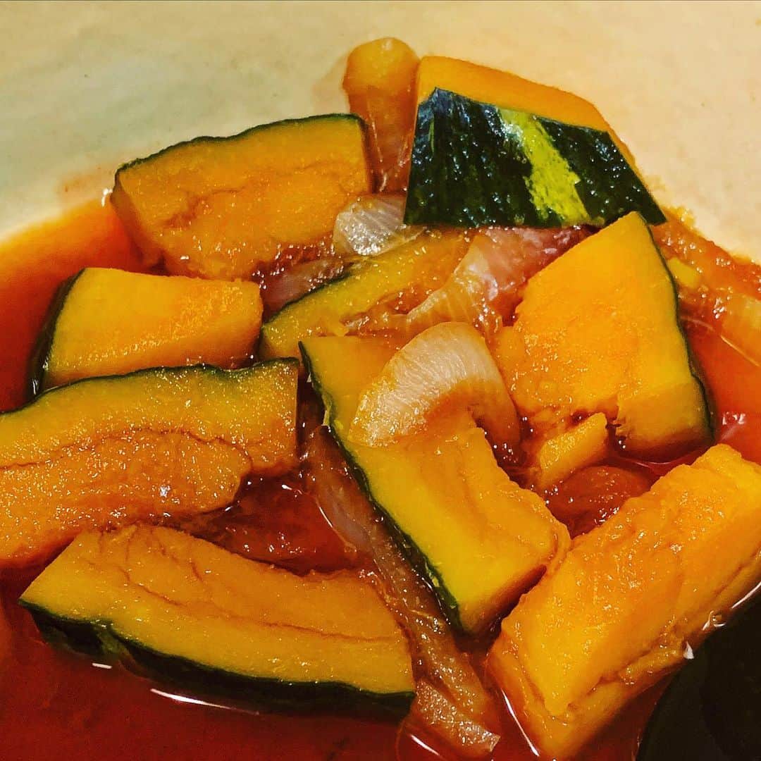 SATOKOさんのインスタグラム写真 - (SATOKOInstagram)「スーパーで同じ大きさのカボチャ、国産290円、NZ産98円。むむぅ。 側にいたおばあたんが、こんなもん味付けて炊いたらどっちも一緒や！って言ってたので便乗して98円を購入。正解だった笑」3月17日 18時17分 - fc_satoko
