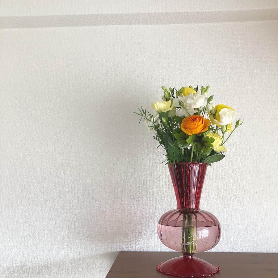 福田愛依さんのインスタグラム写真 - (福田愛依Instagram)「先日、作品のクランクアップをしました！！☺︎ またお知らせします！  黄色と白とオレンジで華やかな可愛いお花を……ありがとうございます🌼  撮り方のセンスがなさすぎてこれでも頑張りました！笑　 何枚目がいいと思いますか？？ 2、3枚目の赤い花瓶はお世話になっている方から誕生日プレゼントで頂きました😄生花をいれる事ができて嬉しい❣️お気に入りです☺︎」3月17日 18時18分 - meii_cheer