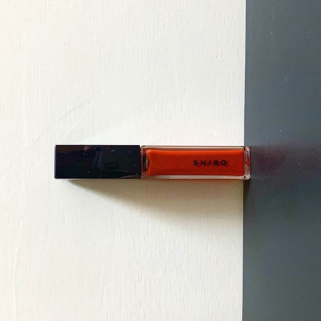 isutaさんのインスタグラム写真 - (isutaInstagram)「自分へのプチご褒美って何買ってる...？﻿ ﻿ ﻿ 迷えるあなたにおすすめのかわいすぎる「SHIRO」の新作コスメを教えちゃいます♡﻿ ﻿ ﻿ 3月5日（木）に発売された「カレンデュラアイシャドウリキッド（税抜3500円）」と「カレンデュラチークリキッド（税抜3500円）」。﻿ ﻿ ﻿ カレンデュラアイシャドウリキッドは、全6色、カレンデュラチークリキッドは全4色で全てかわいい色味が揃っています。﻿ ﻿ ﻿ 特に、チークはフィット感の高い油性ベースで、艶タイプとラメ入りの2つの質感が展開されています。﻿ ﻿ ﻿ 細長いフォルムは持ち運びにも便利で、1つバッグに忍ばせるだけで気分が高まりそうな予感...。﻿ ﻿ ﻿ 自分のご褒美だけではなく、お友達の誕生日などにも最適ですよ◎﻿ ﻿ ﻿ ﻿ photo by﻿ @saeko920﻿ @ch.____r﻿ @miyayu__05﻿ @mm.f.t﻿ @mik_ii_kim﻿ ﻿ ﻿ ﻿ #shiro #shiroコスメ #shirocosmetics ﻿ #カレンデュラアイシャドウリキッド #カレンデュラチークリキッド﻿ #リキッドアイシャドウ #カレンデュラ #コスメ #メイク﻿ #ダスクオレンジ #スパークルライト #コスメ部﻿ #コスメ好きさんと繋がりたい﻿ #コスメ好きな人と繋がりたい﻿ #キラキラシャドウ #アイシャドウ」3月17日 18時20分 - isuta_jp