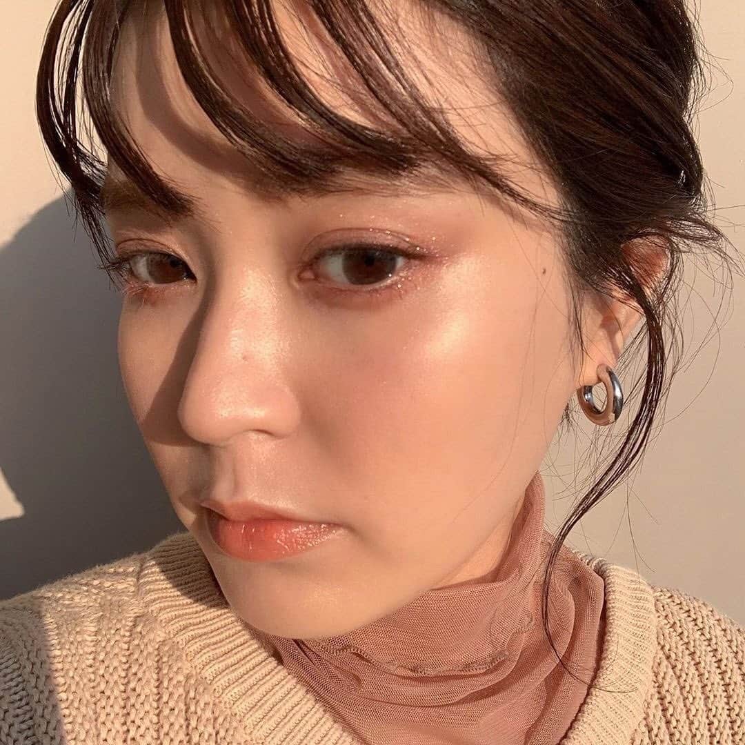 isutaさんのインスタグラム写真 - (isutaInstagram)「自分へのプチご褒美って何買ってる...？﻿ ﻿ ﻿ 迷えるあなたにおすすめのかわいすぎる「SHIRO」の新作コスメを教えちゃいます♡﻿ ﻿ ﻿ 3月5日（木）に発売された「カレンデュラアイシャドウリキッド（税抜3500円）」と「カレンデュラチークリキッド（税抜3500円）」。﻿ ﻿ ﻿ カレンデュラアイシャドウリキッドは、全6色、カレンデュラチークリキッドは全4色で全てかわいい色味が揃っています。﻿ ﻿ ﻿ 特に、チークはフィット感の高い油性ベースで、艶タイプとラメ入りの2つの質感が展開されています。﻿ ﻿ ﻿ 細長いフォルムは持ち運びにも便利で、1つバッグに忍ばせるだけで気分が高まりそうな予感...。﻿ ﻿ ﻿ 自分のご褒美だけではなく、お友達の誕生日などにも最適ですよ◎﻿ ﻿ ﻿ ﻿ photo by﻿ @saeko920﻿ @ch.____r﻿ @miyayu__05﻿ @mm.f.t﻿ @mik_ii_kim﻿ ﻿ ﻿ ﻿ #shiro #shiroコスメ #shirocosmetics ﻿ #カレンデュラアイシャドウリキッド #カレンデュラチークリキッド﻿ #リキッドアイシャドウ #カレンデュラ #コスメ #メイク﻿ #ダスクオレンジ #スパークルライト #コスメ部﻿ #コスメ好きさんと繋がりたい﻿ #コスメ好きな人と繋がりたい﻿ #キラキラシャドウ #アイシャドウ」3月17日 18時20分 - isuta_jp