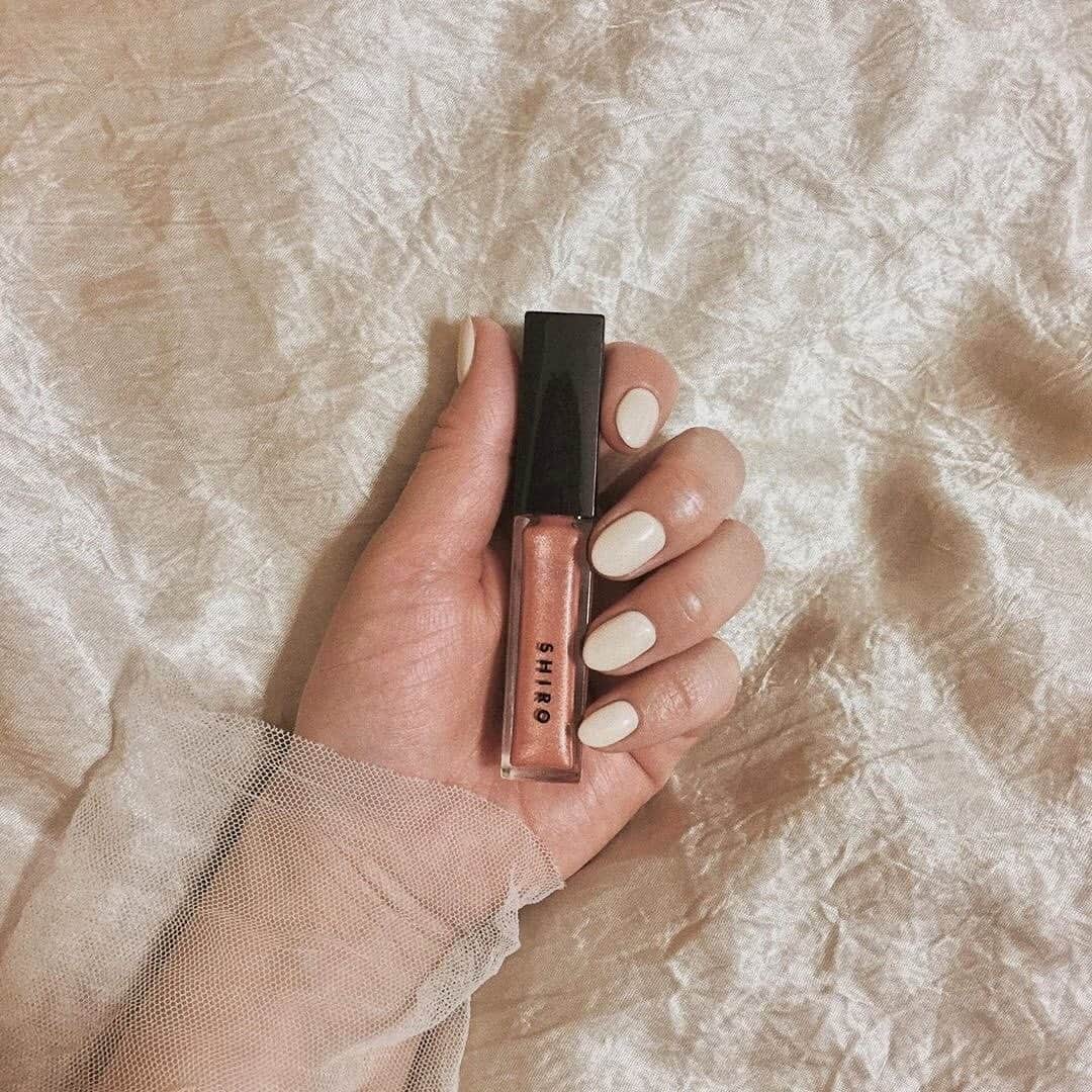 isutaさんのインスタグラム写真 - (isutaInstagram)「自分へのプチご褒美って何買ってる...？﻿ ﻿ ﻿ 迷えるあなたにおすすめのかわいすぎる「SHIRO」の新作コスメを教えちゃいます♡﻿ ﻿ ﻿ 3月5日（木）に発売された「カレンデュラアイシャドウリキッド（税抜3500円）」と「カレンデュラチークリキッド（税抜3500円）」。﻿ ﻿ ﻿ カレンデュラアイシャドウリキッドは、全6色、カレンデュラチークリキッドは全4色で全てかわいい色味が揃っています。﻿ ﻿ ﻿ 特に、チークはフィット感の高い油性ベースで、艶タイプとラメ入りの2つの質感が展開されています。﻿ ﻿ ﻿ 細長いフォルムは持ち運びにも便利で、1つバッグに忍ばせるだけで気分が高まりそうな予感...。﻿ ﻿ ﻿ 自分のご褒美だけではなく、お友達の誕生日などにも最適ですよ◎﻿ ﻿ ﻿ ﻿ photo by﻿ @saeko920﻿ @ch.____r﻿ @miyayu__05﻿ @mm.f.t﻿ @mik_ii_kim﻿ ﻿ ﻿ ﻿ #shiro #shiroコスメ #shirocosmetics ﻿ #カレンデュラアイシャドウリキッド #カレンデュラチークリキッド﻿ #リキッドアイシャドウ #カレンデュラ #コスメ #メイク﻿ #ダスクオレンジ #スパークルライト #コスメ部﻿ #コスメ好きさんと繋がりたい﻿ #コスメ好きな人と繋がりたい﻿ #キラキラシャドウ #アイシャドウ」3月17日 18時20分 - isuta_jp