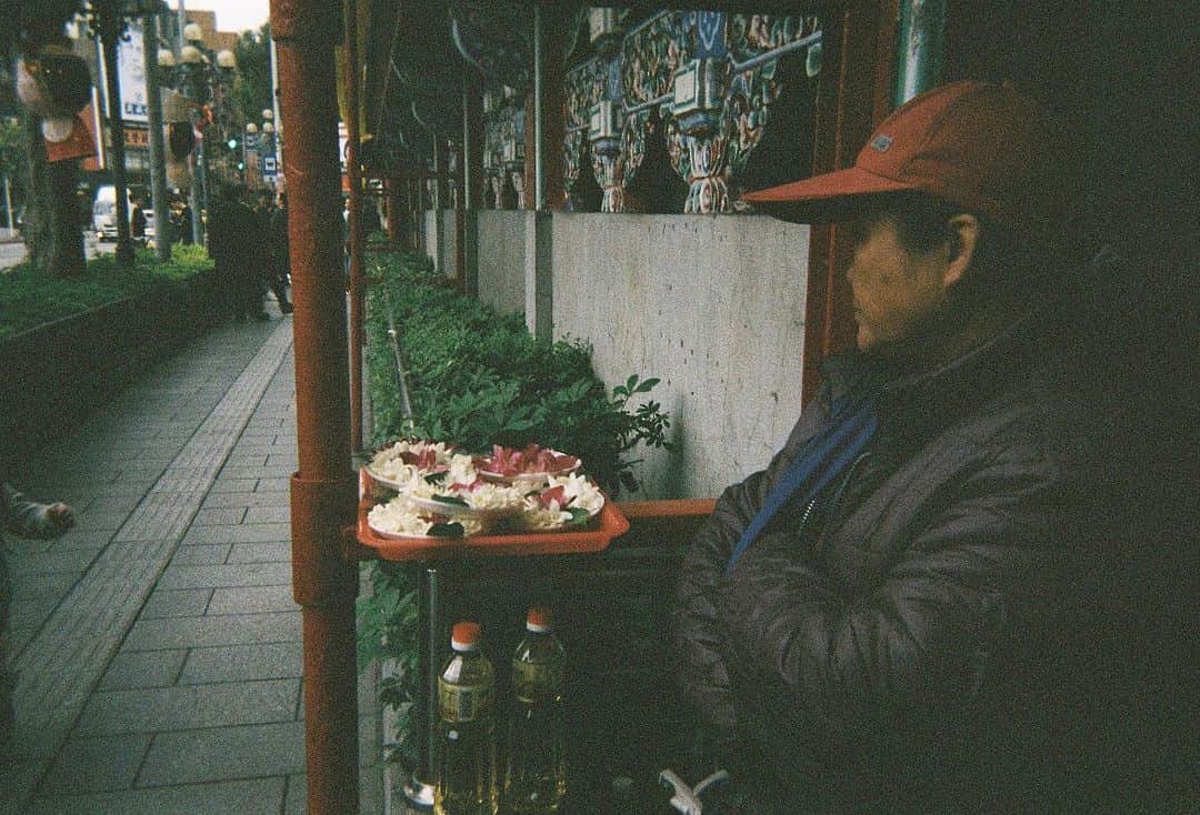 きなりのインスタグラム：「仕事でも旅行でもどこか行く時だけ撮っている写ルンです📸 コロナでなかなか自由に動けない今、現像し損ねたものや今まで撮り溜めた写真たちを見返してその時の風景匂い気持ちを思い出しています🚀 何かに行き詰まった時どうしても一人旅しないとリセット出来ない性格なので、はやくこの不安が収まったらいいなあと、思うしかないけれど思っています、、 想像を実現化してきた人間達だから、大丈夫頑張れる、明るいことを考えましょう🌈」