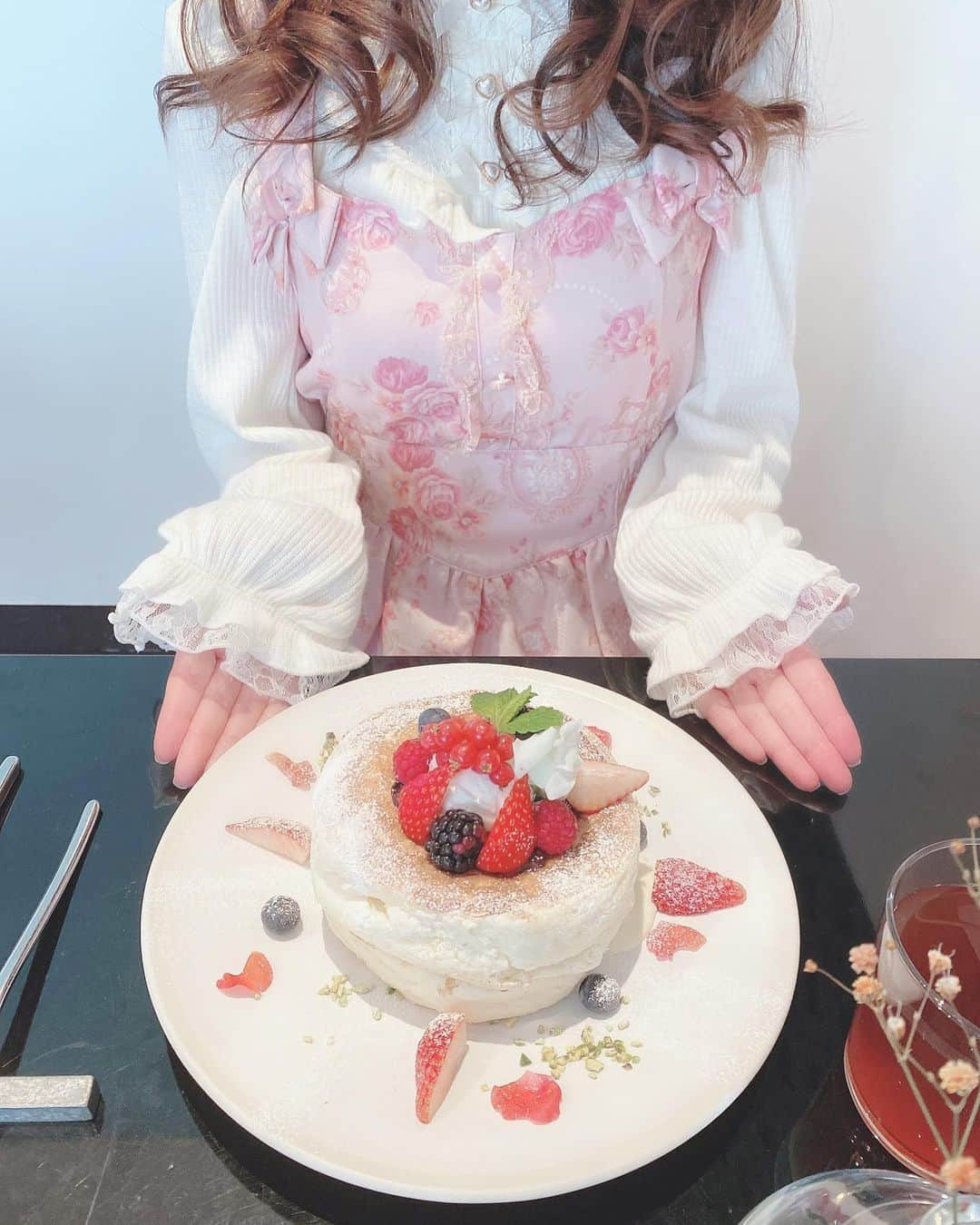 伊藤芽衣さんのインスタグラム写真 - (伊藤芽衣Instagram)「お仕事で﻿ 近くにいたので、﻿ ﻿ ずっと行きたいなと思っていた﻿ ELLE cafe さんにてランチ♡﻿ （@ellecafejapan ）﻿ ﻿ からだに優しいメニューが﻿ たくさんあって﻿ おしゃれで﻿ まよってしまったけれど。﻿ ﻿ グルテンフリーの﻿ パンケーキにしました♡﻿ ﻿ ふわふわパンケーキでした！﻿ ﻿ 見た目め身体も満足ってすごい♡﻿ ﻿ この日は﻿  LIZ LISAさんコーデで﻿ 今季にお迎えした﻿ 🎀ヨークレースリボンリブトップスを﻿ 着ていました♡﻿ ﻿ 胸元とお袖がかわいいので﻿ このお写真お気に入りです…！﻿ （@lizlisa_official_japan ）﻿ ﻿ #ellecafe #エルカフェ#表参道カフェ﻿ #原宿カフェ　#パンケーキ　#青山カフェ﻿ #グルテンフリー　#パンケーキ好き﻿ #ダイエットスイーツ　#スイーツ女子﻿ #カフェ巡り　#カフェ活　#ジェニックカフェ﻿ #ガーリーコーデ　#ガーリーファッション﻿ #lizlisa #リズリサ　#kawaii」3月17日 18時20分 - itoumei