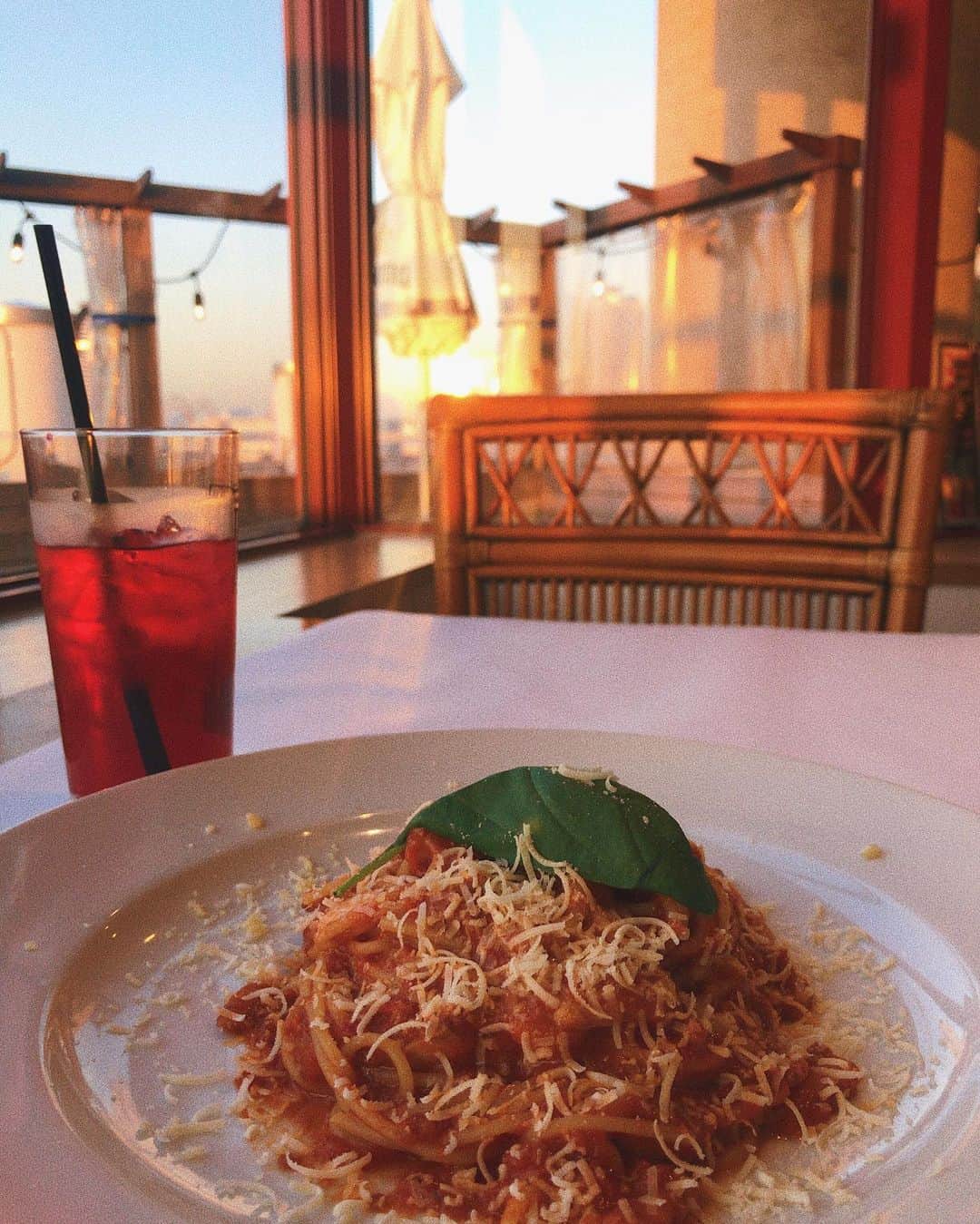 小林ようのインスタグラム：「#🍝 . #sunset #dinnertime #pasta #tokyo #東京 #パスタ #🥤」