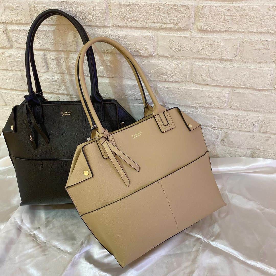 のインスタグラム：「. . ☑︎オーパレザートート . No.16057 Price:¥17,000(＋tax) . color:ブラック、グレージュ . . 東急プラザ表参道原宿店 Tokyu Plaza Omotesando Harajuku 📞03-6804-1361 OPEN/11:00〜21:00 . . #jewelnarose #ジュエルナローズ#tokyo #harajuku #原宿#東急プラザ表参道原宿#新作#表参道#2020ss#春夏#春コーデ#オフィスコーデ#a4サイズ #新生活#tokyuplaza#omotesando#shibuya#shoulderbag#sightseeing #newitem#spring#summer#cordinate#kawaii#fashion#newarrivals#东京#旅游#日本旅游」