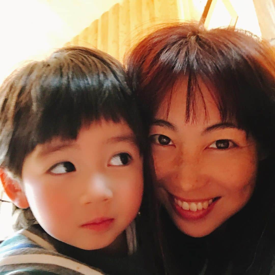 佐藤康恵さんのインスタグラム写真 - (佐藤康恵Instagram)「あ〜〜もう少ししたら、こーやって一緒にラブラブ🥰して写真撮ってくれなくなるのかな💦 息子は今年5歳になるー！！！ 君は将来何になるのかなぁ⭐️ 芯のある優しい人になるんだよ🌻 そして、笑顔の似合う男子に（╹◡╹） 花粉症でクシャミが止まらないママより👩🌼💦 #素敵な君へ #佐藤康恵 #ママ #二児の母 #歌手 #女優 #japanesemodel #japaneseactress #モデル #singer #smile #love #息子」3月17日 18時37分 - yasuesato.official
