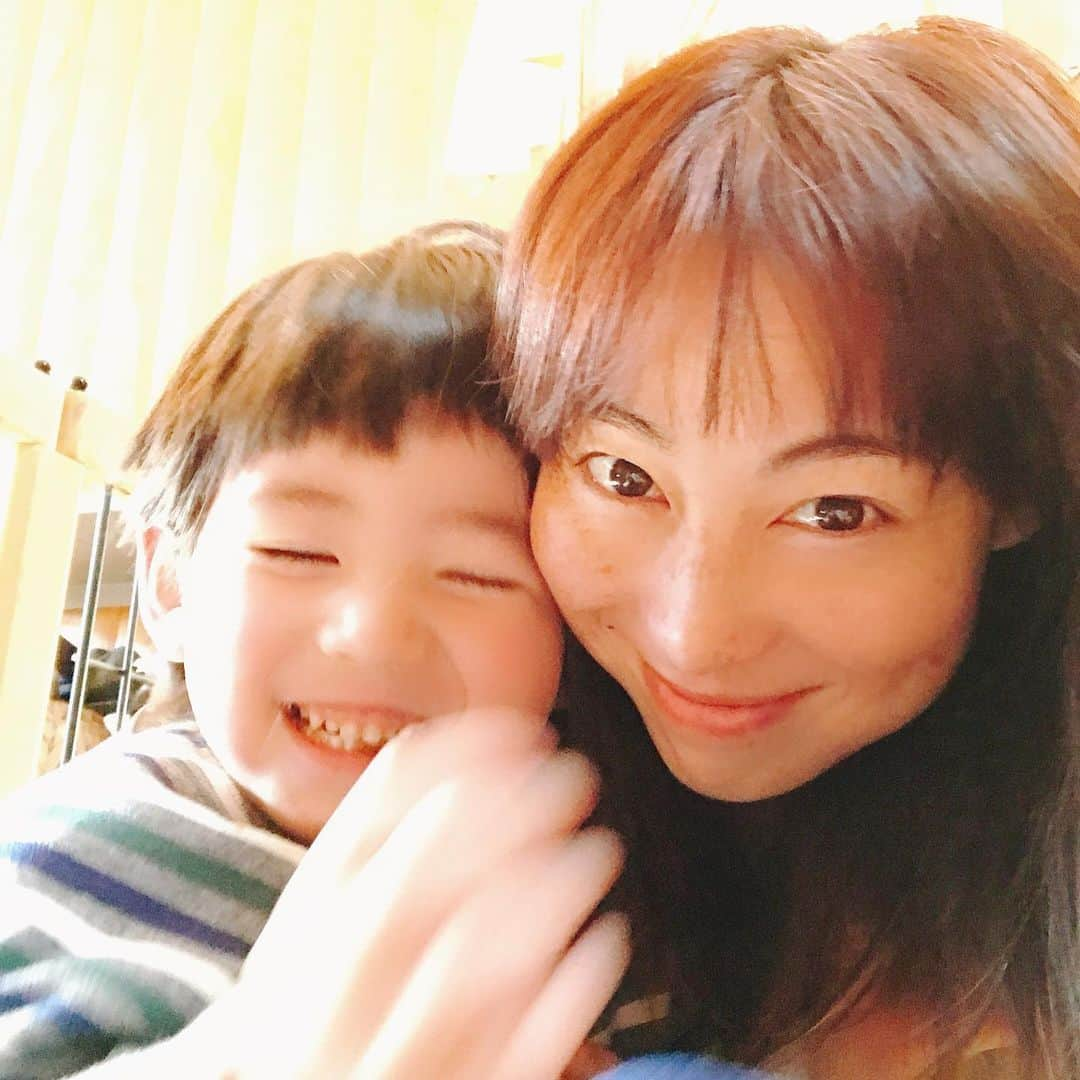 佐藤康恵さんのインスタグラム写真 - (佐藤康恵Instagram)「あ〜〜もう少ししたら、こーやって一緒にラブラブ🥰して写真撮ってくれなくなるのかな💦 息子は今年5歳になるー！！！ 君は将来何になるのかなぁ⭐️ 芯のある優しい人になるんだよ🌻 そして、笑顔の似合う男子に（╹◡╹） 花粉症でクシャミが止まらないママより👩🌼💦 #素敵な君へ #佐藤康恵 #ママ #二児の母 #歌手 #女優 #japanesemodel #japaneseactress #モデル #singer #smile #love #息子」3月17日 18時37分 - yasuesato.official