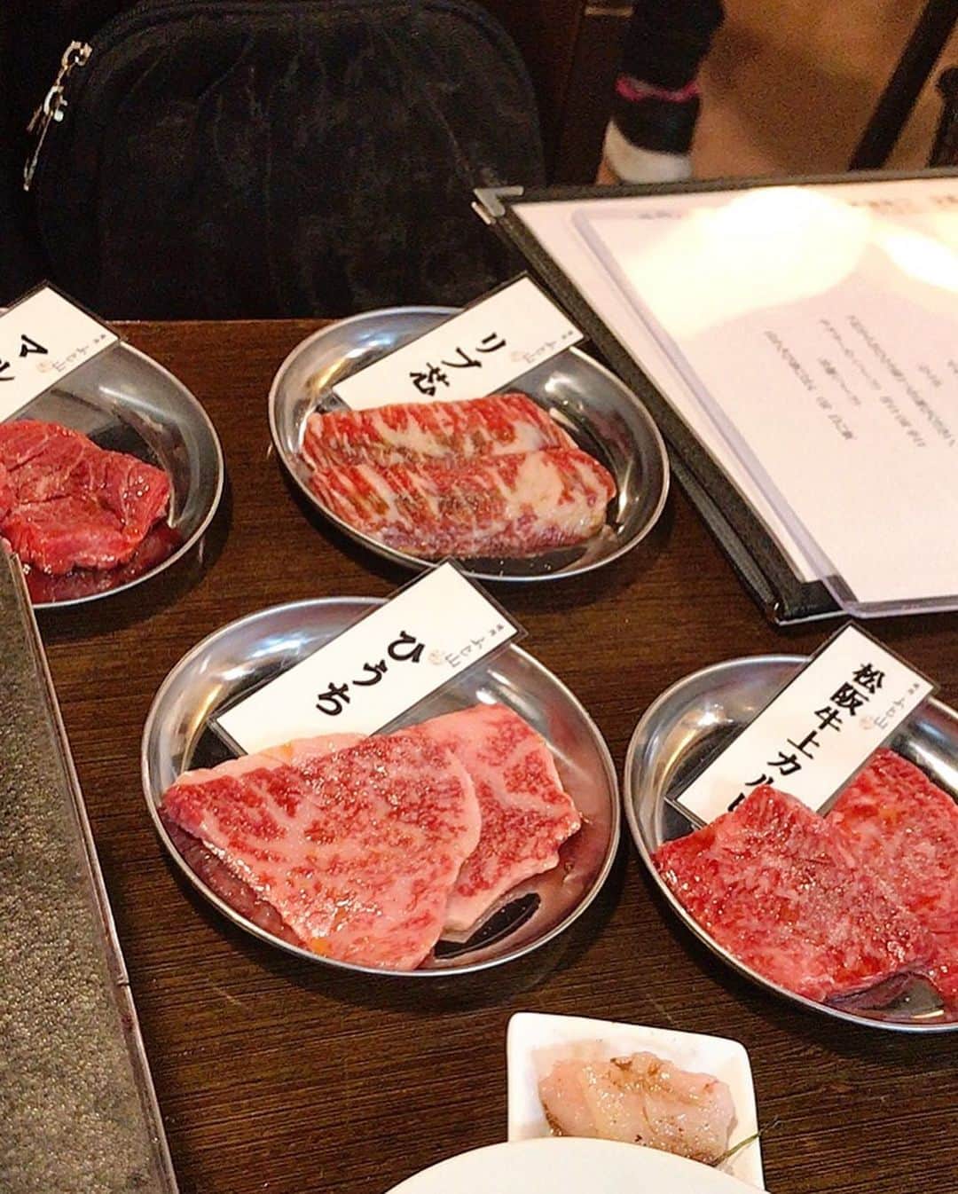 mahoさんのインスタグラム写真 - (mahoInstagram)「(*´꒳`*)🌸横にスワイプしてね👉 。 先日の続き🙋‍♀️ #大阪　の#旨味熟成肉専門焼肉ふじ山  @yakiniku.fujisan #焼肉　に (　≖´౪≖｀)✨ 。 。 凄くあっさりしていて 食べやすかった❤️ また行こう🍖 。 。 。 店内に… #お笑い芸人 のシャンプーハット さんのサインがあった(*´꒳`*)✨ 。 。 。 。 。 。 。 。 。 #fashion#shooting#fashionmodel  #ootd#焼肉#ステーキ#diner#カフェ巡り#肉#居酒屋#飲み放題　ちなみにお酒飲めない💦 #トレーニング#gym#格闘技#fitness#パーソナルトレーニング#アンチエイジング #美容#ミルクティーベージュ#食べ歩き#痩身#美容整体 #東京#新大久保#神楽坂#梅田#三宮」3月17日 18時42分 - i.0ff1cia1._.m.ah.0