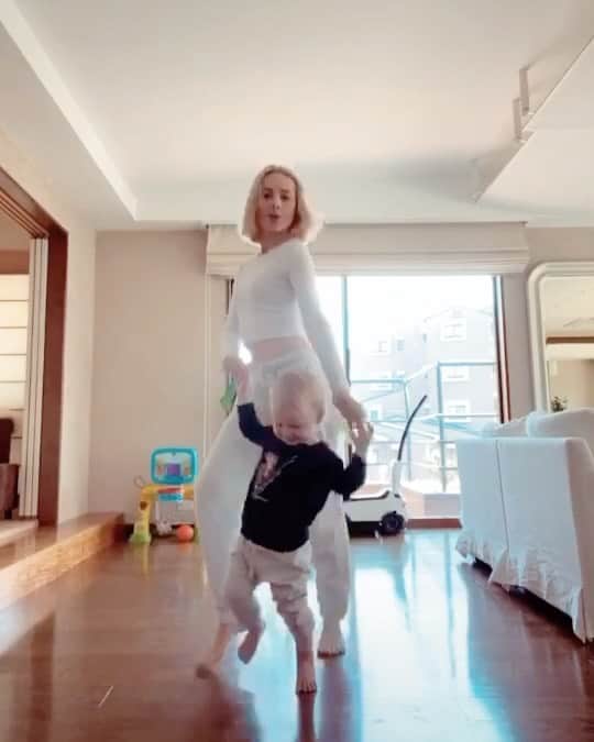 リアノン・ランゲラック（ミッチェル・ランゲラックの妻）のインスタグラム：「Not because of lockdown, just us on a daily ☺️🤪 #mummy #santiago」