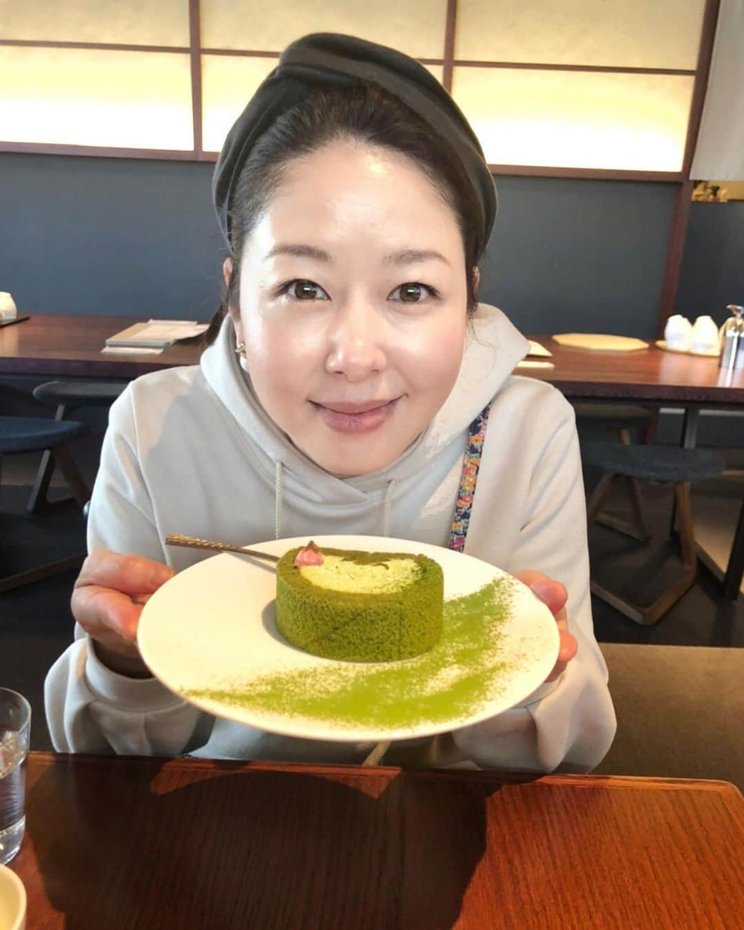 堀内敬子さんのインスタグラム写真 - (堀内敬子Instagram)「今泉りえちゃんと。 ランチ。  先日のアナスタシアも、観に来てくれました！  ミュージカルのお芝居と、歌のバランスについて、語り合う。  ミュージカルファンにも。 初めてミュージカルをご覧になる方にも、楽しんでもらいたい。  彼女は、色々な生徒さんがいるので、様々なアプローチを教えているそう。  奥深い話が出来ました。  アナスタシアのリリーも、もうひと段階、深めていきたいなぁ。（まだ一回しか公演してなかった。。） 役柄について考えることは、とても楽しくて、幸せな時間ですね。  #ランチ #親友 #今泉りえ」3月17日 18時43分 - horiuchi_keiko