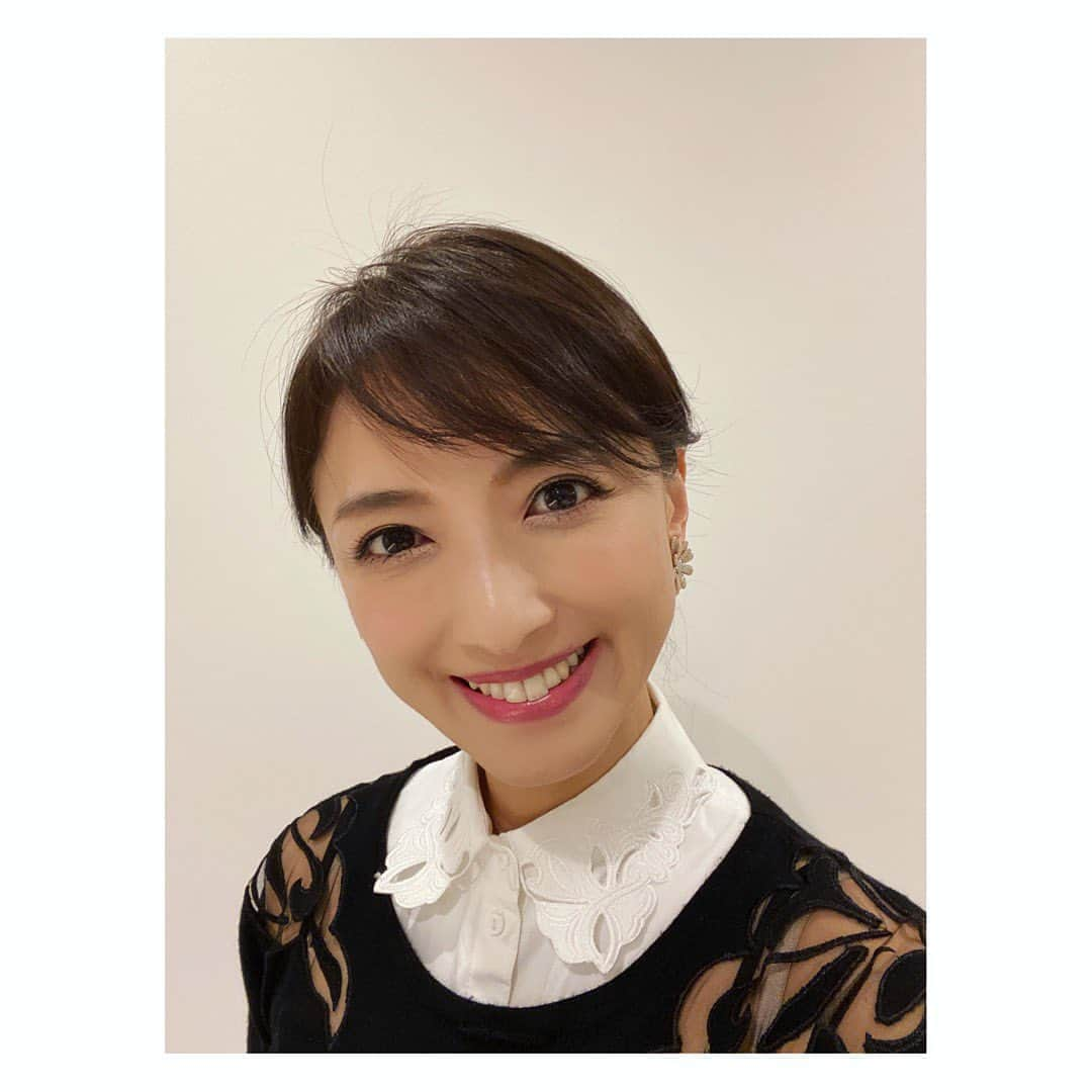 望月理恵さんのインスタグラム写真 - (望月理恵Instagram)「髪が結べるようになりました。 2枚目　強引ですけど🤣  #また切りたい衝動  メイクさんに こうやって結ぶなら切っても よさそう　と。 #髪をどうしよう  #ショートカット #ロング #平和な悩み #髪型#40代#悩む」3月17日 18時46分 - mochiee28