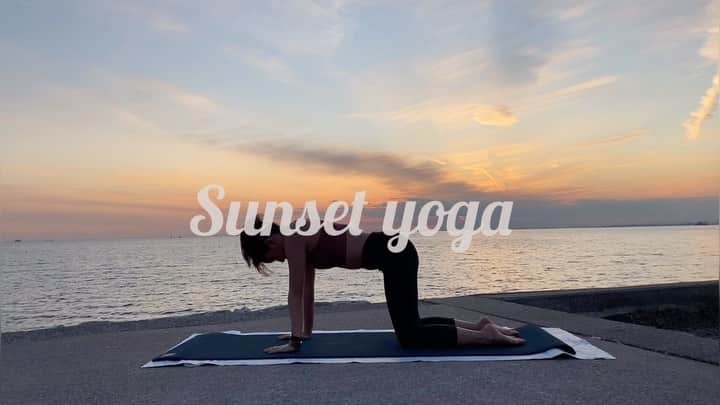 三井里菜のインスタグラム：「. ヨガをしている時間は 自分の身体と心と向き合える大切な時間🌿 普段意識してない呼吸に 意識を向けて 普段見ていない身体の状態に目を向けて 自分自身にいつもありがとうって感謝できる セルフケア大切😌🌱 . . #yoga#yogalife#yogapractice#yogalove#yogagirl#selfcare#selfcaretips#lifestyle#lifestyleblogger#sunsetyoga#ヨガ#セルフケア#ヨガのある暮らし#サンセットヨガ#ライフスタイル#happiness」
