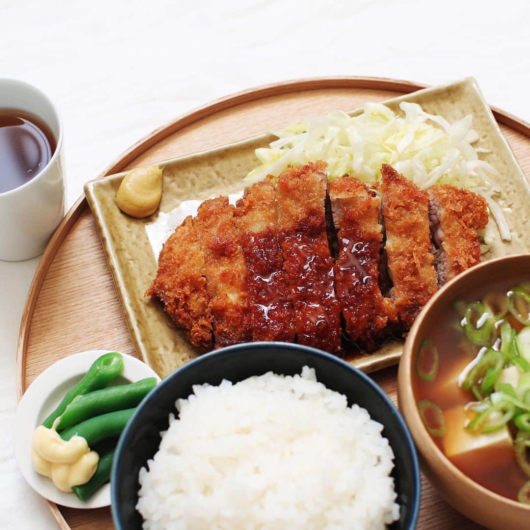 utoshさんのインスタグラム写真 - (utoshInstagram)「Japanese meal.﻿ #毎日の一汁二菜﻿ ﻿ 今日はとんかつ。天ぷらに限らずですが、揚げ物は作っていて少しワクワクします。  揚げ物＝外食の定番。  唐揚げ定食やとんかつ定食なんて外で何回食べたことだろう。そんなイメージがあるので、とんかつを家で作るってちょっとワクワクするんですよね。  主菜・とんかつ﻿ 副菜・茹でインゲン豆 汁物・味噌汁（八丁味噌ブレンド）﻿ 飯物・白米﻿ ﻿ ﻿ 【子日記】（今日は1人）  今日、明日と母子不在。久しぶりの一人です。  母子が泊まれる施設というのが都内にはいろいろあるので、今日はそこに行ってみよう。という事で、行っているんですよね。行っても行かなくてもいいと思いますが、子育てのヒントがもらえるので行けるんだったら行ってみた方がいい気がしています。  ちょっとした不安ごとなど、ネットで検索しても結局は不安が大きくなるだけだったりするので、こういう所で話をしてみると「みんなそうだよ〜」で終わる事が多々。その言葉でどれだけホッとする事か。  子育てに限らないですが、例えば頭痛で検索すると、「肩こりの可能性」とか「ストレスの可能性」とか、そういった事が出てきますが、「脳卒中のサインの可能性もあります」みたいな。え！っていう事も出てきます。 ﻿ネットで調べれば調べるほど、不安になる事がある。どこかで勝手にバランスをみて、いや、それはないよな〜と思って生きていますが、、、 赤ちゃんの事は自分の事じゃないので、とにかくわからない。調べれば調べるだけ不安になりますよね。そんなとき、こういったセンターで働いている方の「みんなそうだよ〜」がどれだけホッとする事か、、、 言ってる本人は普通の事だから、普通だと言ってるだけだと思いますが、魔法の言葉です。  っていう今日の子話。 （子の画像はなし） ﻿ ﻿ 一汁二菜を食卓に！そして副菜から食べてベジファースト #先ベジ作り置き を取り入れて！﻿ ﻿ ﻿ ぜひ作ってみてくださいね。﻿ No local No food おいしく楽しく！﻿ ﻿ ﻿ #献立 #今日の一汁二菜﻿ #一汁一菜 #とりあえず野菜食 #一汁野菜食 #一汁二菜﻿ ﻿ #ellegourmet#lunch#brunch#breakfast#foodporn#instagramjapan#vsco#IGersJP#onthetable#ランチ#おうちカフェ#うちごはん#暮らし#フーディーテーブル#cooking#おうちごはん#朝ごはん#japanesebreakfast」3月17日 18時49分 - utosh