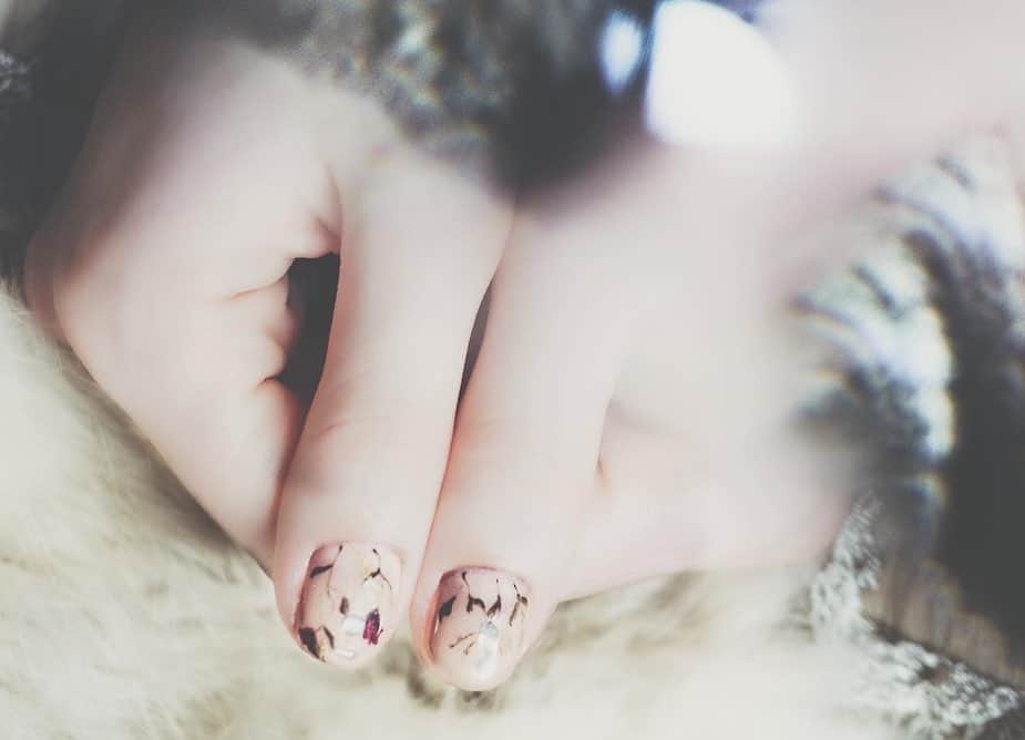 藤城アンナさんのインスタグラム写真 - (藤城アンナInstagram)「new nail♥♥♥ お花にして頂きました🥀 いつも素敵なネイルありがとう  nail by @ameya_nails  photo by @riricoramuphoto」3月17日 18時55分 - annafujishirochan