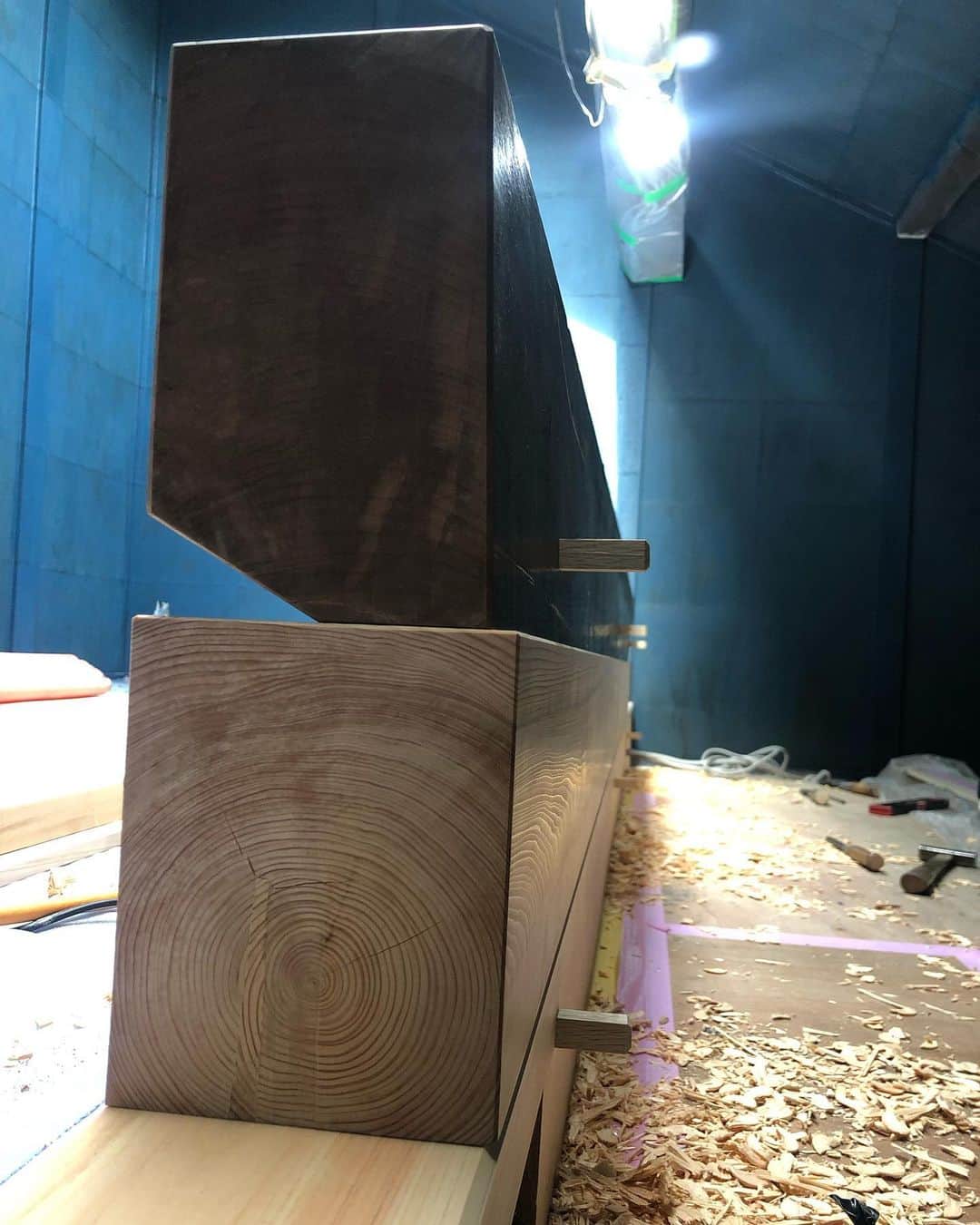建築マルヨのインスタグラム：「古材の再利用 桜框 雇いホゾコミ栓打ち。 雇いも地松古材です。」