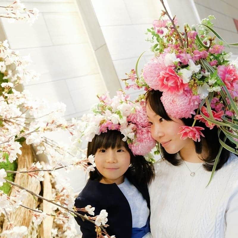 Kuboi Ayumiさんのインスタグラム写真 - (Kuboi AyumiInstagram)「娘と一緒にちょっと早いお花見を。﻿ 先日、イベントにご招待いただき素敵な撮影をしていただきました。﻿ ﻿ カメラマンさんと一緒に東京ガーデンテラス紀尾井町の中の﻿フォトスポットをまわってきたのですが、KIOI SPRING開催中で﻿、至るところにお花がありました。﻿ ﻿ ビルの中でもちょっとしたお花見が出来ちゃうところがあったり﻿ 自分たちで好きなお花を挿して作品を完成させるいけばな体験ができたり﻿ お花好きにはたまらないスポットです。﻿ 夜になるとプロジェクションマッピングも！﻿ ﻿ ちなみに、花冠はアトリエ笑華さんに親子でリンクさせて作っていただきました。﻿ 全部生花でいい香りに包まれながら撮影を。﻿ ﻿ ﻿ ﻿ @tokyo_gardenterrace﻿ @atelier_warahana﻿ ﻿ ﻿ #女の子ママ #お花見 #東京ガーデンテラス紀尾井町 #KIOI_SPRING #花冠 #ヘアアレンジ #桜 #サクラ #sakura  #花フォト #花好きさんと繋がりたい #プロジェクションマッピング」3月17日 19時00分 - himekagami