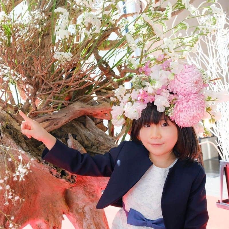 Kuboi Ayumiさんのインスタグラム写真 - (Kuboi AyumiInstagram)「娘と一緒にちょっと早いお花見を。﻿ 先日、イベントにご招待いただき素敵な撮影をしていただきました。﻿ ﻿ カメラマンさんと一緒に東京ガーデンテラス紀尾井町の中の﻿フォトスポットをまわってきたのですが、KIOI SPRING開催中で﻿、至るところにお花がありました。﻿ ﻿ ビルの中でもちょっとしたお花見が出来ちゃうところがあったり﻿ 自分たちで好きなお花を挿して作品を完成させるいけばな体験ができたり﻿ お花好きにはたまらないスポットです。﻿ 夜になるとプロジェクションマッピングも！﻿ ﻿ ちなみに、花冠はアトリエ笑華さんに親子でリンクさせて作っていただきました。﻿ 全部生花でいい香りに包まれながら撮影を。﻿ ﻿ ﻿ ﻿ @tokyo_gardenterrace﻿ @atelier_warahana﻿ ﻿ ﻿ #女の子ママ #お花見 #東京ガーデンテラス紀尾井町 #KIOI_SPRING #花冠 #ヘアアレンジ #桜 #サクラ #sakura  #花フォト #花好きさんと繋がりたい #プロジェクションマッピング」3月17日 19時00分 - himekagami